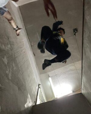 DeeGor Ho Instagram - ‼️陰目趣事分享 請俾趣🫶🏻‼️

電影拍攝之前
佢地安排咗我去學劍
試吓啲威也武打動作
而我就FF問導演
你估可唔可以試下啲
類似浪客劍心個啲動作嘢
@dickson_1230 :「你做到緊係正㗎！」
果然羅馬非一日建成
莫講羅馬羅湖我都未過到😭（片一）

第一次見識到戶外吊威也係點做到😲（片二）

係條又窄又焗嘅走廊
滑行咗好多次
所以辛苦晒各位師傅🥹（片三）

其實佢係第37屆金像獎 
「專業精神獎」得主
「Pauline 楊容蓮女士」茶水工❤️
佢同過大把猛人前輩對過戲😎
🥹簡直係成就解鎖 可遇不可求嘅機會
導演好嘢～有啲掛住Pauline XO醬😋（片四）

對不起慈雲山的街坊們
半夜天台大叫小太郎打擾咗大家
令大家誤會有癡線佬半夜大叫「史泰龍」
引起FB街坊群組討論
嗌咗一兩take之後…
我有改為盡力細聲地大叫🙏🏿🥺
多謝忍耐🙈 （片五）

呢個係第一次試飛嘅片
不過暫時未飛出街嘅
之後飛出去個個馬路街景畫面…
（忘記咗影低添）（片六）

原來咁樣俾人抽起撞落塊板
係好好玩😂因為咁撞落去係唔痛㗎
有晒機關安全措施
不過抽我過去嘅師傅們就勁辛苦啦🙈
所以都係唔好咁貪玩🫡 （片七）

今日睇返原來係西瓜斬西瓜🫠
呢個互相殘殺嘅畫面 好暴力
而呢take係少有嘅斬中晒😎
不過好似由於high speed嘅關係
而我用力斬時好自然咁謎咗眼一下
結果變咗high speed西迷眼😑
Fail😮‍💨（片八）

呢抽動作是咁的
大步跨三級樓梯（師傅抽起我） -> 踩扶手 -> 再踩樓梯中間個扶手 -> 再踩右邊牆 -> 再踢兩腳空氣 -> 再踩左邊牆 -> 再自轉一圈 -> 一嘢斬落去！Patrick小雞雞位置
係我認為自己稍為做得比較流暢嘅動作場面🙈
唯一做得唔好…
係斬唔中Patrick小雞雞😈（圖九）

其實點解叫以靜制動？
因為🤣監製佢地幫部戲求籤
籤文寫要「以靜制動」
亦順便保密個戲名先🤣🤣🤣（圖十）

遲下再分享❤️其他感受
你地睇完笑得開心
記得介紹俾朋友
多多支持 #陰目偵信 
為我地爭取多啲場次 
見到大家🦾

其實比起Error
本地新導演
更加需要大家支持同鼓勵
冇新導演又何來換到新演員演出機會？
❤️‍🔥❤️‍🔥❤️‍🔥有你有我！守住平安樓！