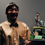 DeeGor Ho Instagram - ‼️長經文慎入‼️ 禮物同信我都收好多 多謝晒咁多位❤️ 為左答謝你地 又成日問我幾時講經咁… 今年生日就打封信俾大家🫶🏻 ——————————————————— 「To 各位親愛的羊群/雯雯/404： 大家最近都好嗎？不過我都知，有過得好，有過得唔好，或者我更應該問自己過得好嗎？我冇理由話自己過得唔好，8月10係我生日，亦都係 #陰目偵信 上映，雖然Error班賤人做訪問話我先係主角，但我係拍攝現場過程係感受到導演係想有四位男主角嘅方式去拍攝，結果我係首映時睇完後完全睇到電影係有四位男主角😎所以我先係冇吹水個個！ 但其實呢部戲係絕對可以將佢變成三小時嘅電影咁去睇，我相信你地會睇得仲過癮，人物心路歷程會更完整，不過拍嘢就係咁，綜藝都係咁，永遠拍多冇少，但大家都平等地局限於播放時數呢個設定上，所以過程係用一種「理解完靠估」嘅精神去盡力完成❤️‍🔥而呢部電影絕對係台前幕後嘔心瀝血下一齊完成，好希望大家都一齊睇完笑聲笑聲滿載溫馨少少血脈沸騰咁離開電影院。 呢期我當然非常幸運，有代言又有廣告，仲要終於有部Error主演嘅電影，又有Error團綜，嚟緊我地仲有新歌，而我演戲路上亦越嚟越多機會俾我，所以我真係好幸福好開心； 不過有陰就有陽 有幸福開心同時當然會有焦慮擔心嘅時候，所以你地唔洗擔心我㗎，因為我每日都時不時擔心自己😂好飽㗎啦～ 為未來擔憂係天性，我右腦平時會話我知，感受當下嘅幸福感，但當下嘅一切用右腦感受完之後，就輪到左腦話我知「呢一切係咪會隨時完結？」、「未來仲有冇好機遇？」、「人氣接落嚟係咪會永遠停滯？」、「香港觀眾已經唔再需要我地娛樂？」、「本地電視、電影、音樂…好似越嚟越少人留意」、「開返關後嘅娛樂氣候又好似回復當初封關前嘅狀態嗎？」「會唔會再冇突破嘅空間？」….等等 好多好焦慮嘅想法，會跑出嚟但每當我見到你地每一位都仍然堅持緊守崗位去用各種方法支持自己偶像，就會用右腦感受當下你地帶俾我嘅幸福感，去提醒自己，如果我繼續同左腦周旋，我就會錯過你地帶俾我嘅幸福感，咁樣會好可惜。 快五年了，由出道去到「自肥」再去到「毒舌」，一步步咁幸運地上到新高峰嘅呢段旅程…依家回頭望，真係長得嚟又好短暫，真實得嚟又好夢幻，我血液裡仍然充滿住種種旅程帶來嘅餘溫，將我生命帶咗去一個我未曾想像過嘅高度， 而我知道幸運背後另一個因素就係你地，或者又可以咁講，我最大嘅幸運就係遇到你地吧，我地三唔識七，但你地又會真心真意出錢出力咁去支持我地搞嘅做嘅每一件事，而呢五年，我由唔識點應對你地，去到開始識得同你地玩，再去到建立咗一個好似熟得嚟仍然又三唔識七嘅關係，再慢慢開始會為你地心痛💔因為知道你地背後默默地做咗幾多燒清腦細胞嘅安排，再進化到見到網上有人負評你地，由當初「網絡世界係咁架啦」嘅心態，去到真心會睇到有啲情緒心諗「洗唔洗呀？你又邊位有幾威呀？有三頭六臂㗎？憑咩鬧佢哋？你鬧我算啦，我提供娛樂俾你！」嘅情緒…就知道我地已經不知不覺建立咗一段有血有肉嘅關係，而呢個關係「粉絲與偶像」已經不足以去形容，因為入面係綜合晒「部份友情、愛情、親情元素」一種熱血得嚟又浪漫而且充滿愛與關懷嘅關係，而我係呢段關係上，我知自己係可以處理得更好，我份人粗心大意，見到目標就追住跑，好易忽略身邊嘅風景，但你地都對我仍然不離不棄，請俾我係度再講多一次「多謝你」。 最近又多咗啲稱號，「前列腺哥」、「黑色西蘭花」、「磨轆西瓜」…呢個真係一個#0尊地獄 首先我鍾意綠色，但西瓜偏偏係綠色，搞到我以後著綠色衫你地只要小畫家加啲黑色直間，個西瓜就呼之欲出。 其次我經常用嘅支持一哥手勢，結果依家自己騎劫返自己嗰手勢，好似說明緊我低佢地一智商或者我本人差一智商咁，傷感。 而最後正正係最不幸，發生係Error身上，奠定咗我永恒被團欺嘅定位。 不過我已經完全接受咗呢個稱號，因為生日當日「磨轆西瓜」俾咗一個啟示我 當日我去完fans包場戲院謝票後， 我發現戲院商場樓下竟然有一個巨型西瓜嘅擺設 我之前一直都唔知有舊咁嘅嘢 但我肯定個西瓜嘅出現係完全唔關我事 而命運令佢必然地出現係我眼前 我望住個西瓜突然諗通咗啲嘢 其實擔心焦慮危機意識可以係好事 如果冇就唔識未雨綢繆啦 不過更重要係… ‼️接落嚟嘅說話只能意會係不能說明‼️ 人地今日擺個巨型西瓜出嚟 唔係因為你係磨轆西瓜 但只要你有覺悟成為磨轆西瓜 人地聽日擺個磨轆西瓜出嚟 就係因為你係巨型西瓜 咁就磨轆西瓜啦🍉 信，打到呢度就完啦 祝福閱讀嘅每一位 都身體健康 幸福滿滿 笑口常開❤️ 多謝你地每一位嘅生日祝福 最後當然要用TG例牌說話結尾 時候都差唔多要潛水啦 Love you all ❤️ 愛真主 愛羊群 愛會長 2023 - 8 - 12 Dee上 」