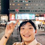 DeeGor Ho Instagram - ‼️長經文慎入‼️ 禮物同信我都收好多 多謝晒咁多位❤️ 為左答謝你地 又成日問我幾時講經咁… 今年生日就打封信俾大家🫶🏻 ——————————————————— 「To 各位親愛的羊群/雯雯/404： 大家最近都好嗎？不過我都知，有過得好，有過得唔好，或者我更應該問自己過得好嗎？我冇理由話自己過得唔好，8月10係我生日，亦都係 #陰目偵信 上映，雖然Error班賤人做訪問話我先係主角，但我係拍攝現場過程係感受到導演係想有四位男主角嘅方式去拍攝，結果我係首映時睇完後完全睇到電影係有四位男主角😎所以我先係冇吹水個個！ 但其實呢部戲係絕對可以將佢變成三小時嘅電影咁去睇，我相信你地會睇得仲過癮，人物心路歷程會更完整，不過拍嘢就係咁，綜藝都係咁，永遠拍多冇少，但大家都平等地局限於播放時數呢個設定上，所以過程係用一種「理解完靠估」嘅精神去盡力完成❤️‍🔥而呢部電影絕對係台前幕後嘔心瀝血下一齊完成，好希望大家都一齊睇完笑聲笑聲滿載溫馨少少血脈沸騰咁離開電影院。 呢期我當然非常幸運，有代言又有廣告，仲要終於有部Error主演嘅電影，又有Error團綜，嚟緊我地仲有新歌，而我演戲路上亦越嚟越多機會俾我，所以我真係好幸福好開心； 不過有陰就有陽 有幸福開心同時當然會有焦慮擔心嘅時候，所以你地唔洗擔心我㗎，因為我每日都時不時擔心自己😂好飽㗎啦～ 為未來擔憂係天性，我右腦平時會話我知，感受當下嘅幸福感，但當下嘅一切用右腦感受完之後，就輪到左腦話我知「呢一切係咪會隨時完結？」、「未來仲有冇好機遇？」、「人氣接落嚟係咪會永遠停滯？」、「香港觀眾已經唔再需要我地娛樂？」、「本地電視、電影、音樂…好似越嚟越少人留意」、「開返關後嘅娛樂氣候又好似回復當初封關前嘅狀態嗎？」「會唔會再冇突破嘅空間？」….等等 好多好焦慮嘅想法，會跑出嚟但每當我見到你地每一位都仍然堅持緊守崗位去用各種方法支持自己偶像，就會用右腦感受當下你地帶俾我嘅幸福感，去提醒自己，如果我繼續同左腦周旋，我就會錯過你地帶俾我嘅幸福感，咁樣會好可惜。 快五年了，由出道去到「自肥」再去到「毒舌」，一步步咁幸運地上到新高峰嘅呢段旅程…依家回頭望，真係長得嚟又好短暫，真實得嚟又好夢幻，我血液裡仍然充滿住種種旅程帶來嘅餘溫，將我生命帶咗去一個我未曾想像過嘅高度， 而我知道幸運背後另一個因素就係你地，或者又可以咁講，我最大嘅幸運就係遇到你地吧，我地三唔識七，但你地又會真心真意出錢出力咁去支持我地搞嘅做嘅每一件事，而呢五年，我由唔識點應對你地，去到開始識得同你地玩，再去到建立咗一個好似熟得嚟仍然又三唔識七嘅關係，再慢慢開始會為你地心痛💔因為知道你地背後默默地做咗幾多燒清腦細胞嘅安排，再進化到見到網上有人負評你地，由當初「網絡世界係咁架啦」嘅心態，去到真心會睇到有啲情緒心諗「洗唔洗呀？你又邊位有幾威呀？有三頭六臂㗎？憑咩鬧佢哋？你鬧我算啦，我提供娛樂俾你！」嘅情緒…就知道我地已經不知不覺建立咗一段有血有肉嘅關係，而呢個關係「粉絲與偶像」已經不足以去形容，因為入面係綜合晒「部份友情、愛情、親情元素」一種熱血得嚟又浪漫而且充滿愛與關懷嘅關係，而我係呢段關係上，我知自己係可以處理得更好，我份人粗心大意，見到目標就追住跑，好易忽略身邊嘅風景，但你地都對我仍然不離不棄，請俾我係度再講多一次「多謝你」。 最近又多咗啲稱號，「前列腺哥」、「黑色西蘭花」、「磨轆西瓜」…呢個真係一個#0尊地獄 首先我鍾意綠色，但西瓜偏偏係綠色，搞到我以後著綠色衫你地只要小畫家加啲黑色直間，個西瓜就呼之欲出。 其次我經常用嘅支持一哥手勢，結果依家自己騎劫返自己嗰手勢，好似說明緊我低佢地一智商或者我本人差一智商咁，傷感。 而最後正正係最不幸，發生係Error身上，奠定咗我永恒被團欺嘅定位。 不過我已經完全接受咗呢個稱號，因為生日當日「磨轆西瓜」俾咗一個啟示我 當日我去完fans包場戲院謝票後， 我發現戲院商場樓下竟然有一個巨型西瓜嘅擺設 我之前一直都唔知有舊咁嘅嘢 但我肯定個西瓜嘅出現係完全唔關我事 而命運令佢必然地出現係我眼前 我望住個西瓜突然諗通咗啲嘢 其實擔心焦慮危機意識可以係好事 如果冇就唔識未雨綢繆啦 不過更重要係… ‼️接落嚟嘅說話只能意會係不能說明‼️ 人地今日擺個巨型西瓜出嚟 唔係因為你係磨轆西瓜 但只要你有覺悟成為磨轆西瓜 人地聽日擺個磨轆西瓜出嚟 就係因為你係巨型西瓜 咁就磨轆西瓜啦🍉 信，打到呢度就完啦 祝福閱讀嘅每一位 都身體健康 幸福滿滿 笑口常開❤️ 多謝你地每一位嘅生日祝福 最後當然要用TG例牌說話結尾 時候都差唔多要潛水啦 Love you all ❤️ 愛真主 愛羊群 愛會長 2023 - 8 - 12 Dee上 」