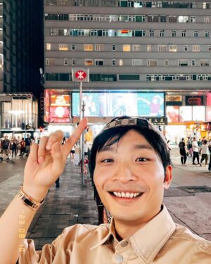DeeGor Ho Instagram - ‼️長經文慎入‼️
禮物同信我都收好多
多謝晒咁多位❤️
為左答謝你地 
又成日問我幾時講經咁…
今年生日就打封信俾大家🫶🏻
 ———————————————————
「To 各位親愛的羊群/雯雯/404：

大家最近都好嗎？不過我都知，有過得好，有過得唔好，或者我更應該問自己過得好嗎？我冇理由話自己過得唔好，8月10係我生日，亦都係 #陰目偵信 上映，雖然Error班賤人做訪問話我先係主角，但我係拍攝現場過程係感受到導演係想有四位男主角嘅方式去拍攝，結果我係首映時睇完後完全睇到電影係有四位男主角😎所以我先係冇吹水個個！

但其實呢部戲係絕對可以將佢變成三小時嘅電影咁去睇，我相信你地會睇得仲過癮，人物心路歷程會更完整，不過拍嘢就係咁，綜藝都係咁，永遠拍多冇少，但大家都平等地局限於播放時數呢個設定上，所以過程係用一種「理解完靠估」嘅精神去盡力完成❤️‍🔥而呢部電影絕對係台前幕後嘔心瀝血下一齊完成，好希望大家都一齊睇完笑聲笑聲滿載溫馨少少血脈沸騰咁離開電影院。

呢期我當然非常幸運，有代言又有廣告，仲要終於有部Error主演嘅電影，又有Error團綜，嚟緊我地仲有新歌，而我演戲路上亦越嚟越多機會俾我，所以我真係好幸福好開心；

不過有陰就有陽
有幸福開心同時當然會有焦慮擔心嘅時候，所以你地唔洗擔心我㗎，因為我每日都時不時擔心自己😂好飽㗎啦～

為未來擔憂係天性，我右腦平時會話我知，感受當下嘅幸福感，但當下嘅一切用右腦感受完之後，就輪到左腦話我知「呢一切係咪會隨時完結？」、「未來仲有冇好機遇？」、「人氣接落嚟係咪會永遠停滯？」、「香港觀眾已經唔再需要我地娛樂？」、「本地電視、電影、音樂…好似越嚟越少人留意」、「開返關後嘅娛樂氣候又好似回復當初封關前嘅狀態嗎？」「會唔會再冇突破嘅空間？」….等等 好多好焦慮嘅想法，會跑出嚟但每當我見到你地每一位都仍然堅持緊守崗位去用各種方法支持自己偶像，就會用右腦感受當下你地帶俾我嘅幸福感，去提醒自己，如果我繼續同左腦周旋，我就會錯過你地帶俾我嘅幸福感，咁樣會好可惜。

快五年了，由出道去到「自肥」再去到「毒舌」，一步步咁幸運地上到新高峰嘅呢段旅程…依家回頭望，真係長得嚟又好短暫，真實得嚟又好夢幻，我血液裡仍然充滿住種種旅程帶來嘅餘溫，將我生命帶咗去一個我未曾想像過嘅高度，
而我知道幸運背後另一個因素就係你地，或者又可以咁講，我最大嘅幸運就係遇到你地吧，我地三唔識七，但你地又會真心真意出錢出力咁去支持我地搞嘅做嘅每一件事，而呢五年，我由唔識點應對你地，去到開始識得同你地玩，再去到建立咗一個好似熟得嚟仍然又三唔識七嘅關係，再慢慢開始會為你地心痛💔因為知道你地背後默默地做咗幾多燒清腦細胞嘅安排，再進化到見到網上有人負評你地，由當初「網絡世界係咁架啦」嘅心態，去到真心會睇到有啲情緒心諗「洗唔洗呀？你又邊位有幾威呀？有三頭六臂㗎？憑咩鬧佢哋？你鬧我算啦，我提供娛樂俾你！」嘅情緒…就知道我地已經不知不覺建立咗一段有血有肉嘅關係，而呢個關係「粉絲與偶像」已經不足以去形容，因為入面係綜合晒「部份友情、愛情、親情元素」一種熱血得嚟又浪漫而且充滿愛與關懷嘅關係，而我係呢段關係上，我知自己係可以處理得更好，我份人粗心大意，見到目標就追住跑，好易忽略身邊嘅風景，但你地都對我仍然不離不棄，請俾我係度再講多一次「多謝你」。

最近又多咗啲稱號，「前列腺哥」、「黑色西蘭花」、「磨轆西瓜」…呢個真係一個#0尊地獄

首先我鍾意綠色，但西瓜偏偏係綠色，搞到我以後著綠色衫你地只要小畫家加啲黑色直間，個西瓜就呼之欲出。

其次我經常用嘅支持一哥手勢，結果依家自己騎劫返自己嗰手勢，好似說明緊我低佢地一智商或者我本人差一智商咁，傷感。

而最後正正係最不幸，發生係Error身上，奠定咗我永恒被團欺嘅定位。

不過我已經完全接受咗呢個稱號，因為生日當日「磨轆西瓜」俾咗一個啟示我

當日我去完fans包場戲院謝票後，
我發現戲院商場樓下竟然有一個巨型西瓜嘅擺設
我之前一直都唔知有舊咁嘅嘢
但我肯定個西瓜嘅出現係完全唔關我事
而命運令佢必然地出現係我眼前
我望住個西瓜突然諗通咗啲嘢

其實擔心焦慮危機意識可以係好事
如果冇就唔識未雨綢繆啦
不過更重要係…

‼️接落嚟嘅說話只能意會係不能說明‼️

人地今日擺個巨型西瓜出嚟
唔係因為你係磨轆西瓜
但只要你有覺悟成為磨轆西瓜
人地聽日擺個磨轆西瓜出嚟
就係因為你係巨型西瓜
咁就磨轆西瓜啦🍉

信，打到呢度就完啦
祝福閱讀嘅每一位
都身體健康 幸福滿滿 笑口常開❤️

多謝你地每一位嘅生日祝福
最後當然要用TG例牌說話結尾

時候都差唔多要潛水啦 
Love you all ❤️
愛真主 愛羊群 愛會長 
2023 - 8 - 12 Dee上 」