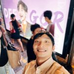 DeeGor Ho Instagram - ‼️長經文慎入‼️ 禮物同信我都收好多 多謝晒咁多位❤️ 為左答謝你地 又成日問我幾時講經咁… 今年生日就打封信俾大家🫶🏻 ——————————————————— 「To 各位親愛的羊群/雯雯/404： 大家最近都好嗎？不過我都知，有過得好，有過得唔好，或者我更應該問自己過得好嗎？我冇理由話自己過得唔好，8月10係我生日，亦都係 #陰目偵信 上映，雖然Error班賤人做訪問話我先係主角，但我係拍攝現場過程係感受到導演係想有四位男主角嘅方式去拍攝，結果我係首映時睇完後完全睇到電影係有四位男主角😎所以我先係冇吹水個個！ 但其實呢部戲係絕對可以將佢變成三小時嘅電影咁去睇，我相信你地會睇得仲過癮，人物心路歷程會更完整，不過拍嘢就係咁，綜藝都係咁，永遠拍多冇少，但大家都平等地局限於播放時數呢個設定上，所以過程係用一種「理解完靠估」嘅精神去盡力完成❤️‍🔥而呢部電影絕對係台前幕後嘔心瀝血下一齊完成，好希望大家都一齊睇完笑聲笑聲滿載溫馨少少血脈沸騰咁離開電影院。 呢期我當然非常幸運，有代言又有廣告，仲要終於有部Error主演嘅電影，又有Error團綜，嚟緊我地仲有新歌，而我演戲路上亦越嚟越多機會俾我，所以我真係好幸福好開心； 不過有陰就有陽 有幸福開心同時當然會有焦慮擔心嘅時候，所以你地唔洗擔心我㗎，因為我每日都時不時擔心自己😂好飽㗎啦～ 為未來擔憂係天性，我右腦平時會話我知，感受當下嘅幸福感，但當下嘅一切用右腦感受完之後，就輪到左腦話我知「呢一切係咪會隨時完結？」、「未來仲有冇好機遇？」、「人氣接落嚟係咪會永遠停滯？」、「香港觀眾已經唔再需要我地娛樂？」、「本地電視、電影、音樂…好似越嚟越少人留意」、「開返關後嘅娛樂氣候又好似回復當初封關前嘅狀態嗎？」「會唔會再冇突破嘅空間？」….等等 好多好焦慮嘅想法，會跑出嚟但每當我見到你地每一位都仍然堅持緊守崗位去用各種方法支持自己偶像，就會用右腦感受當下你地帶俾我嘅幸福感，去提醒自己，如果我繼續同左腦周旋，我就會錯過你地帶俾我嘅幸福感，咁樣會好可惜。 快五年了，由出道去到「自肥」再去到「毒舌」，一步步咁幸運地上到新高峰嘅呢段旅程…依家回頭望，真係長得嚟又好短暫，真實得嚟又好夢幻，我血液裡仍然充滿住種種旅程帶來嘅餘溫，將我生命帶咗去一個我未曾想像過嘅高度， 而我知道幸運背後另一個因素就係你地，或者又可以咁講，我最大嘅幸運就係遇到你地吧，我地三唔識七，但你地又會真心真意出錢出力咁去支持我地搞嘅做嘅每一件事，而呢五年，我由唔識點應對你地，去到開始識得同你地玩，再去到建立咗一個好似熟得嚟仍然又三唔識七嘅關係，再慢慢開始會為你地心痛💔因為知道你地背後默默地做咗幾多燒清腦細胞嘅安排，再進化到見到網上有人負評你地，由當初「網絡世界係咁架啦」嘅心態，去到真心會睇到有啲情緒心諗「洗唔洗呀？你又邊位有幾威呀？有三頭六臂㗎？憑咩鬧佢哋？你鬧我算啦，我提供娛樂俾你！」嘅情緒…就知道我地已經不知不覺建立咗一段有血有肉嘅關係，而呢個關係「粉絲與偶像」已經不足以去形容，因為入面係綜合晒「部份友情、愛情、親情元素」一種熱血得嚟又浪漫而且充滿愛與關懷嘅關係，而我係呢段關係上，我知自己係可以處理得更好，我份人粗心大意，見到目標就追住跑，好易忽略身邊嘅風景，但你地都對我仍然不離不棄，請俾我係度再講多一次「多謝你」。 最近又多咗啲稱號，「前列腺哥」、「黑色西蘭花」、「磨轆西瓜」…呢個真係一個#0尊地獄 首先我鍾意綠色，但西瓜偏偏係綠色，搞到我以後著綠色衫你地只要小畫家加啲黑色直間，個西瓜就呼之欲出。 其次我經常用嘅支持一哥手勢，結果依家自己騎劫返自己嗰手勢，好似說明緊我低佢地一智商或者我本人差一智商咁，傷感。 而最後正正係最不幸，發生係Error身上，奠定咗我永恒被團欺嘅定位。 不過我已經完全接受咗呢個稱號，因為生日當日「磨轆西瓜」俾咗一個啟示我 當日我去完fans包場戲院謝票後， 我發現戲院商場樓下竟然有一個巨型西瓜嘅擺設 我之前一直都唔知有舊咁嘅嘢 但我肯定個西瓜嘅出現係完全唔關我事 而命運令佢必然地出現係我眼前 我望住個西瓜突然諗通咗啲嘢 其實擔心焦慮危機意識可以係好事 如果冇就唔識未雨綢繆啦 不過更重要係… ‼️接落嚟嘅說話只能意會係不能說明‼️ 人地今日擺個巨型西瓜出嚟 唔係因為你係磨轆西瓜 但只要你有覺悟成為磨轆西瓜 人地聽日擺個磨轆西瓜出嚟 就係因為你係巨型西瓜 咁就磨轆西瓜啦🍉 信，打到呢度就完啦 祝福閱讀嘅每一位 都身體健康 幸福滿滿 笑口常開❤️ 多謝你地每一位嘅生日祝福 最後當然要用TG例牌說話結尾 時候都差唔多要潛水啦 Love you all ❤️ 愛真主 愛羊群 愛會長 2023 - 8 - 12 Dee上 」