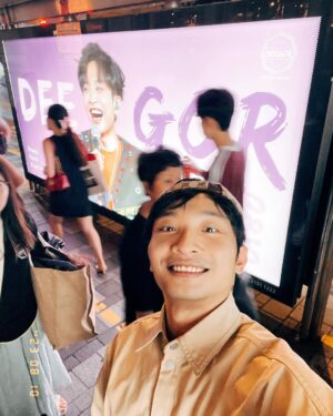 DeeGor Ho Instagram - ‼️長經文慎入‼️
禮物同信我都收好多
多謝晒咁多位❤️
為左答謝你地 
又成日問我幾時講經咁…
今年生日就打封信俾大家🫶🏻
 ———————————————————
「To 各位親愛的羊群/雯雯/404：

大家最近都好嗎？不過我都知，有過得好，有過得唔好，或者我更應該問自己過得好嗎？我冇理由話自己過得唔好，8月10係我生日，亦都係 #陰目偵信 上映，雖然Error班賤人做訪問話我先係主角，但我係拍攝現場過程係感受到導演係想有四位男主角嘅方式去拍攝，結果我係首映時睇完後完全睇到電影係有四位男主角😎所以我先係冇吹水個個！

但其實呢部戲係絕對可以將佢變成三小時嘅電影咁去睇，我相信你地會睇得仲過癮，人物心路歷程會更完整，不過拍嘢就係咁，綜藝都係咁，永遠拍多冇少，但大家都平等地局限於播放時數呢個設定上，所以過程係用一種「理解完靠估」嘅精神去盡力完成❤️‍🔥而呢部電影絕對係台前幕後嘔心瀝血下一齊完成，好希望大家都一齊睇完笑聲笑聲滿載溫馨少少血脈沸騰咁離開電影院。

呢期我當然非常幸運，有代言又有廣告，仲要終於有部Error主演嘅電影，又有Error團綜，嚟緊我地仲有新歌，而我演戲路上亦越嚟越多機會俾我，所以我真係好幸福好開心；

不過有陰就有陽
有幸福開心同時當然會有焦慮擔心嘅時候，所以你地唔洗擔心我㗎，因為我每日都時不時擔心自己😂好飽㗎啦～

為未來擔憂係天性，我右腦平時會話我知，感受當下嘅幸福感，但當下嘅一切用右腦感受完之後，就輪到左腦話我知「呢一切係咪會隨時完結？」、「未來仲有冇好機遇？」、「人氣接落嚟係咪會永遠停滯？」、「香港觀眾已經唔再需要我地娛樂？」、「本地電視、電影、音樂…好似越嚟越少人留意」、「開返關後嘅娛樂氣候又好似回復當初封關前嘅狀態嗎？」「會唔會再冇突破嘅空間？」….等等 好多好焦慮嘅想法，會跑出嚟但每當我見到你地每一位都仍然堅持緊守崗位去用各種方法支持自己偶像，就會用右腦感受當下你地帶俾我嘅幸福感，去提醒自己，如果我繼續同左腦周旋，我就會錯過你地帶俾我嘅幸福感，咁樣會好可惜。

快五年了，由出道去到「自肥」再去到「毒舌」，一步步咁幸運地上到新高峰嘅呢段旅程…依家回頭望，真係長得嚟又好短暫，真實得嚟又好夢幻，我血液裡仍然充滿住種種旅程帶來嘅餘溫，將我生命帶咗去一個我未曾想像過嘅高度，
而我知道幸運背後另一個因素就係你地，或者又可以咁講，我最大嘅幸運就係遇到你地吧，我地三唔識七，但你地又會真心真意出錢出力咁去支持我地搞嘅做嘅每一件事，而呢五年，我由唔識點應對你地，去到開始識得同你地玩，再去到建立咗一個好似熟得嚟仍然又三唔識七嘅關係，再慢慢開始會為你地心痛💔因為知道你地背後默默地做咗幾多燒清腦細胞嘅安排，再進化到見到網上有人負評你地，由當初「網絡世界係咁架啦」嘅心態，去到真心會睇到有啲情緒心諗「洗唔洗呀？你又邊位有幾威呀？有三頭六臂㗎？憑咩鬧佢哋？你鬧我算啦，我提供娛樂俾你！」嘅情緒…就知道我地已經不知不覺建立咗一段有血有肉嘅關係，而呢個關係「粉絲與偶像」已經不足以去形容，因為入面係綜合晒「部份友情、愛情、親情元素」一種熱血得嚟又浪漫而且充滿愛與關懷嘅關係，而我係呢段關係上，我知自己係可以處理得更好，我份人粗心大意，見到目標就追住跑，好易忽略身邊嘅風景，但你地都對我仍然不離不棄，請俾我係度再講多一次「多謝你」。

最近又多咗啲稱號，「前列腺哥」、「黑色西蘭花」、「磨轆西瓜」…呢個真係一個#0尊地獄

首先我鍾意綠色，但西瓜偏偏係綠色，搞到我以後著綠色衫你地只要小畫家加啲黑色直間，個西瓜就呼之欲出。

其次我經常用嘅支持一哥手勢，結果依家自己騎劫返自己嗰手勢，好似說明緊我低佢地一智商或者我本人差一智商咁，傷感。

而最後正正係最不幸，發生係Error身上，奠定咗我永恒被團欺嘅定位。

不過我已經完全接受咗呢個稱號，因為生日當日「磨轆西瓜」俾咗一個啟示我

當日我去完fans包場戲院謝票後，
我發現戲院商場樓下竟然有一個巨型西瓜嘅擺設
我之前一直都唔知有舊咁嘅嘢
但我肯定個西瓜嘅出現係完全唔關我事
而命運令佢必然地出現係我眼前
我望住個西瓜突然諗通咗啲嘢

其實擔心焦慮危機意識可以係好事
如果冇就唔識未雨綢繆啦
不過更重要係…

‼️接落嚟嘅說話只能意會係不能說明‼️

人地今日擺個巨型西瓜出嚟
唔係因為你係磨轆西瓜
但只要你有覺悟成為磨轆西瓜
人地聽日擺個磨轆西瓜出嚟
就係因為你係巨型西瓜
咁就磨轆西瓜啦🍉

信，打到呢度就完啦
祝福閱讀嘅每一位
都身體健康 幸福滿滿 笑口常開❤️

多謝你地每一位嘅生日祝福
最後當然要用TG例牌說話結尾

時候都差唔多要潛水啦 
Love you all ❤️
愛真主 愛羊群 愛會長 
2023 - 8 - 12 Dee上 」