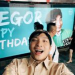 DeeGor Ho Instagram - ‼️長經文慎入‼️ 禮物同信我都收好多 多謝晒咁多位❤️ 為左答謝你地 又成日問我幾時講經咁… 今年生日就打封信俾大家🫶🏻 ——————————————————— 「To 各位親愛的羊群/雯雯/404： 大家最近都好嗎？不過我都知，有過得好，有過得唔好，或者我更應該問自己過得好嗎？我冇理由話自己過得唔好，8月10係我生日，亦都係 #陰目偵信 上映，雖然Error班賤人做訪問話我先係主角，但我係拍攝現場過程係感受到導演係想有四位男主角嘅方式去拍攝，結果我係首映時睇完後完全睇到電影係有四位男主角😎所以我先係冇吹水個個！ 但其實呢部戲係絕對可以將佢變成三小時嘅電影咁去睇，我相信你地會睇得仲過癮，人物心路歷程會更完整，不過拍嘢就係咁，綜藝都係咁，永遠拍多冇少，但大家都平等地局限於播放時數呢個設定上，所以過程係用一種「理解完靠估」嘅精神去盡力完成❤️‍🔥而呢部電影絕對係台前幕後嘔心瀝血下一齊完成，好希望大家都一齊睇完笑聲笑聲滿載溫馨少少血脈沸騰咁離開電影院。 呢期我當然非常幸運，有代言又有廣告，仲要終於有部Error主演嘅電影，又有Error團綜，嚟緊我地仲有新歌，而我演戲路上亦越嚟越多機會俾我，所以我真係好幸福好開心； 不過有陰就有陽 有幸福開心同時當然會有焦慮擔心嘅時候，所以你地唔洗擔心我㗎，因為我每日都時不時擔心自己😂好飽㗎啦～ 為未來擔憂係天性，我右腦平時會話我知，感受當下嘅幸福感，但當下嘅一切用右腦感受完之後，就輪到左腦話我知「呢一切係咪會隨時完結？」、「未來仲有冇好機遇？」、「人氣接落嚟係咪會永遠停滯？」、「香港觀眾已經唔再需要我地娛樂？」、「本地電視、電影、音樂…好似越嚟越少人留意」、「開返關後嘅娛樂氣候又好似回復當初封關前嘅狀態嗎？」「會唔會再冇突破嘅空間？」….等等 好多好焦慮嘅想法，會跑出嚟但每當我見到你地每一位都仍然堅持緊守崗位去用各種方法支持自己偶像，就會用右腦感受當下你地帶俾我嘅幸福感，去提醒自己，如果我繼續同左腦周旋，我就會錯過你地帶俾我嘅幸福感，咁樣會好可惜。 快五年了，由出道去到「自肥」再去到「毒舌」，一步步咁幸運地上到新高峰嘅呢段旅程…依家回頭望，真係長得嚟又好短暫，真實得嚟又好夢幻，我血液裡仍然充滿住種種旅程帶來嘅餘溫，將我生命帶咗去一個我未曾想像過嘅高度， 而我知道幸運背後另一個因素就係你地，或者又可以咁講，我最大嘅幸運就係遇到你地吧，我地三唔識七，但你地又會真心真意出錢出力咁去支持我地搞嘅做嘅每一件事，而呢五年，我由唔識點應對你地，去到開始識得同你地玩，再去到建立咗一個好似熟得嚟仍然又三唔識七嘅關係，再慢慢開始會為你地心痛💔因為知道你地背後默默地做咗幾多燒清腦細胞嘅安排，再進化到見到網上有人負評你地，由當初「網絡世界係咁架啦」嘅心態，去到真心會睇到有啲情緒心諗「洗唔洗呀？你又邊位有幾威呀？有三頭六臂㗎？憑咩鬧佢哋？你鬧我算啦，我提供娛樂俾你！」嘅情緒…就知道我地已經不知不覺建立咗一段有血有肉嘅關係，而呢個關係「粉絲與偶像」已經不足以去形容，因為入面係綜合晒「部份友情、愛情、親情元素」一種熱血得嚟又浪漫而且充滿愛與關懷嘅關係，而我係呢段關係上，我知自己係可以處理得更好，我份人粗心大意，見到目標就追住跑，好易忽略身邊嘅風景，但你地都對我仍然不離不棄，請俾我係度再講多一次「多謝你」。 最近又多咗啲稱號，「前列腺哥」、「黑色西蘭花」、「磨轆西瓜」…呢個真係一個#0尊地獄 首先我鍾意綠色，但西瓜偏偏係綠色，搞到我以後著綠色衫你地只要小畫家加啲黑色直間，個西瓜就呼之欲出。 其次我經常用嘅支持一哥手勢，結果依家自己騎劫返自己嗰手勢，好似說明緊我低佢地一智商或者我本人差一智商咁，傷感。 而最後正正係最不幸，發生係Error身上，奠定咗我永恒被團欺嘅定位。 不過我已經完全接受咗呢個稱號，因為生日當日「磨轆西瓜」俾咗一個啟示我 當日我去完fans包場戲院謝票後， 我發現戲院商場樓下竟然有一個巨型西瓜嘅擺設 我之前一直都唔知有舊咁嘅嘢 但我肯定個西瓜嘅出現係完全唔關我事 而命運令佢必然地出現係我眼前 我望住個西瓜突然諗通咗啲嘢 其實擔心焦慮危機意識可以係好事 如果冇就唔識未雨綢繆啦 不過更重要係… ‼️接落嚟嘅說話只能意會係不能說明‼️ 人地今日擺個巨型西瓜出嚟 唔係因為你係磨轆西瓜 但只要你有覺悟成為磨轆西瓜 人地聽日擺個磨轆西瓜出嚟 就係因為你係巨型西瓜 咁就磨轆西瓜啦🍉 信，打到呢度就完啦 祝福閱讀嘅每一位 都身體健康 幸福滿滿 笑口常開❤️ 多謝你地每一位嘅生日祝福 最後當然要用TG例牌說話結尾 時候都差唔多要潛水啦 Love you all ❤️ 愛真主 愛羊群 愛會長 2023 - 8 - 12 Dee上 」