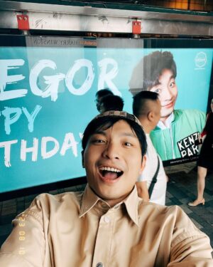 DeeGor Ho Instagram - ‼️長經文慎入‼️
禮物同信我都收好多
多謝晒咁多位❤️
為左答謝你地 
又成日問我幾時講經咁…
今年生日就打封信俾大家🫶🏻
 ———————————————————
「To 各位親愛的羊群/雯雯/404：

大家最近都好嗎？不過我都知，有過得好，有過得唔好，或者我更應該問自己過得好嗎？我冇理由話自己過得唔好，8月10係我生日，亦都係 #陰目偵信 上映，雖然Error班賤人做訪問話我先係主角，但我係拍攝現場過程係感受到導演係想有四位男主角嘅方式去拍攝，結果我係首映時睇完後完全睇到電影係有四位男主角😎所以我先係冇吹水個個！

但其實呢部戲係絕對可以將佢變成三小時嘅電影咁去睇，我相信你地會睇得仲過癮，人物心路歷程會更完整，不過拍嘢就係咁，綜藝都係咁，永遠拍多冇少，但大家都平等地局限於播放時數呢個設定上，所以過程係用一種「理解完靠估」嘅精神去盡力完成❤️‍🔥而呢部電影絕對係台前幕後嘔心瀝血下一齊完成，好希望大家都一齊睇完笑聲笑聲滿載溫馨少少血脈沸騰咁離開電影院。

呢期我當然非常幸運，有代言又有廣告，仲要終於有部Error主演嘅電影，又有Error團綜，嚟緊我地仲有新歌，而我演戲路上亦越嚟越多機會俾我，所以我真係好幸福好開心；

不過有陰就有陽
有幸福開心同時當然會有焦慮擔心嘅時候，所以你地唔洗擔心我㗎，因為我每日都時不時擔心自己😂好飽㗎啦～

為未來擔憂係天性，我右腦平時會話我知，感受當下嘅幸福感，但當下嘅一切用右腦感受完之後，就輪到左腦話我知「呢一切係咪會隨時完結？」、「未來仲有冇好機遇？」、「人氣接落嚟係咪會永遠停滯？」、「香港觀眾已經唔再需要我地娛樂？」、「本地電視、電影、音樂…好似越嚟越少人留意」、「開返關後嘅娛樂氣候又好似回復當初封關前嘅狀態嗎？」「會唔會再冇突破嘅空間？」….等等 好多好焦慮嘅想法，會跑出嚟但每當我見到你地每一位都仍然堅持緊守崗位去用各種方法支持自己偶像，就會用右腦感受當下你地帶俾我嘅幸福感，去提醒自己，如果我繼續同左腦周旋，我就會錯過你地帶俾我嘅幸福感，咁樣會好可惜。

快五年了，由出道去到「自肥」再去到「毒舌」，一步步咁幸運地上到新高峰嘅呢段旅程…依家回頭望，真係長得嚟又好短暫，真實得嚟又好夢幻，我血液裡仍然充滿住種種旅程帶來嘅餘溫，將我生命帶咗去一個我未曾想像過嘅高度，
而我知道幸運背後另一個因素就係你地，或者又可以咁講，我最大嘅幸運就係遇到你地吧，我地三唔識七，但你地又會真心真意出錢出力咁去支持我地搞嘅做嘅每一件事，而呢五年，我由唔識點應對你地，去到開始識得同你地玩，再去到建立咗一個好似熟得嚟仍然又三唔識七嘅關係，再慢慢開始會為你地心痛💔因為知道你地背後默默地做咗幾多燒清腦細胞嘅安排，再進化到見到網上有人負評你地，由當初「網絡世界係咁架啦」嘅心態，去到真心會睇到有啲情緒心諗「洗唔洗呀？你又邊位有幾威呀？有三頭六臂㗎？憑咩鬧佢哋？你鬧我算啦，我提供娛樂俾你！」嘅情緒…就知道我地已經不知不覺建立咗一段有血有肉嘅關係，而呢個關係「粉絲與偶像」已經不足以去形容，因為入面係綜合晒「部份友情、愛情、親情元素」一種熱血得嚟又浪漫而且充滿愛與關懷嘅關係，而我係呢段關係上，我知自己係可以處理得更好，我份人粗心大意，見到目標就追住跑，好易忽略身邊嘅風景，但你地都對我仍然不離不棄，請俾我係度再講多一次「多謝你」。

最近又多咗啲稱號，「前列腺哥」、「黑色西蘭花」、「磨轆西瓜」…呢個真係一個#0尊地獄

首先我鍾意綠色，但西瓜偏偏係綠色，搞到我以後著綠色衫你地只要小畫家加啲黑色直間，個西瓜就呼之欲出。

其次我經常用嘅支持一哥手勢，結果依家自己騎劫返自己嗰手勢，好似說明緊我低佢地一智商或者我本人差一智商咁，傷感。

而最後正正係最不幸，發生係Error身上，奠定咗我永恒被團欺嘅定位。

不過我已經完全接受咗呢個稱號，因為生日當日「磨轆西瓜」俾咗一個啟示我

當日我去完fans包場戲院謝票後，
我發現戲院商場樓下竟然有一個巨型西瓜嘅擺設
我之前一直都唔知有舊咁嘅嘢
但我肯定個西瓜嘅出現係完全唔關我事
而命運令佢必然地出現係我眼前
我望住個西瓜突然諗通咗啲嘢

其實擔心焦慮危機意識可以係好事
如果冇就唔識未雨綢繆啦
不過更重要係…

‼️接落嚟嘅說話只能意會係不能說明‼️

人地今日擺個巨型西瓜出嚟
唔係因為你係磨轆西瓜
但只要你有覺悟成為磨轆西瓜
人地聽日擺個磨轆西瓜出嚟
就係因為你係巨型西瓜
咁就磨轆西瓜啦🍉

信，打到呢度就完啦
祝福閱讀嘅每一位
都身體健康 幸福滿滿 笑口常開❤️

多謝你地每一位嘅生日祝福
最後當然要用TG例牌說話結尾

時候都差唔多要潛水啦 
Love you all ❤️
愛真主 愛羊群 愛會長 
2023 - 8 - 12 Dee上 」