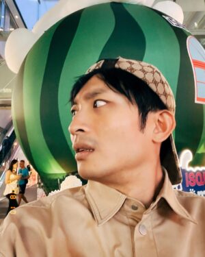 DeeGor Ho Instagram - ‼️長經文慎入‼️
禮物同信我都收好多
多謝晒咁多位❤️
為左答謝你地 
又成日問我幾時講經咁…
今年生日就打封信俾大家🫶🏻
 ———————————————————
「To 各位親愛的羊群/雯雯/404：

大家最近都好嗎？不過我都知，有過得好，有過得唔好，或者我更應該問自己過得好嗎？我冇理由話自己過得唔好，8月10係我生日，亦都係 #陰目偵信 上映，雖然Error班賤人做訪問話我先係主角，但我係拍攝現場過程係感受到導演係想有四位男主角嘅方式去拍攝，結果我係首映時睇完後完全睇到電影係有四位男主角😎所以我先係冇吹水個個！

但其實呢部戲係絕對可以將佢變成三小時嘅電影咁去睇，我相信你地會睇得仲過癮，人物心路歷程會更完整，不過拍嘢就係咁，綜藝都係咁，永遠拍多冇少，但大家都平等地局限於播放時數呢個設定上，所以過程係用一種「理解完靠估」嘅精神去盡力完成❤️‍🔥而呢部電影絕對係台前幕後嘔心瀝血下一齊完成，好希望大家都一齊睇完笑聲笑聲滿載溫馨少少血脈沸騰咁離開電影院。

呢期我當然非常幸運，有代言又有廣告，仲要終於有部Error主演嘅電影，又有Error團綜，嚟緊我地仲有新歌，而我演戲路上亦越嚟越多機會俾我，所以我真係好幸福好開心；

不過有陰就有陽
有幸福開心同時當然會有焦慮擔心嘅時候，所以你地唔洗擔心我㗎，因為我每日都時不時擔心自己😂好飽㗎啦～

為未來擔憂係天性，我右腦平時會話我知，感受當下嘅幸福感，但當下嘅一切用右腦感受完之後，就輪到左腦話我知「呢一切係咪會隨時完結？」、「未來仲有冇好機遇？」、「人氣接落嚟係咪會永遠停滯？」、「香港觀眾已經唔再需要我地娛樂？」、「本地電視、電影、音樂…好似越嚟越少人留意」、「開返關後嘅娛樂氣候又好似回復當初封關前嘅狀態嗎？」「會唔會再冇突破嘅空間？」….等等 好多好焦慮嘅想法，會跑出嚟但每當我見到你地每一位都仍然堅持緊守崗位去用各種方法支持自己偶像，就會用右腦感受當下你地帶俾我嘅幸福感，去提醒自己，如果我繼續同左腦周旋，我就會錯過你地帶俾我嘅幸福感，咁樣會好可惜。

快五年了，由出道去到「自肥」再去到「毒舌」，一步步咁幸運地上到新高峰嘅呢段旅程…依家回頭望，真係長得嚟又好短暫，真實得嚟又好夢幻，我血液裡仍然充滿住種種旅程帶來嘅餘溫，將我生命帶咗去一個我未曾想像過嘅高度，
而我知道幸運背後另一個因素就係你地，或者又可以咁講，我最大嘅幸運就係遇到你地吧，我地三唔識七，但你地又會真心真意出錢出力咁去支持我地搞嘅做嘅每一件事，而呢五年，我由唔識點應對你地，去到開始識得同你地玩，再去到建立咗一個好似熟得嚟仍然又三唔識七嘅關係，再慢慢開始會為你地心痛💔因為知道你地背後默默地做咗幾多燒清腦細胞嘅安排，再進化到見到網上有人負評你地，由當初「網絡世界係咁架啦」嘅心態，去到真心會睇到有啲情緒心諗「洗唔洗呀？你又邊位有幾威呀？有三頭六臂㗎？憑咩鬧佢哋？你鬧我算啦，我提供娛樂俾你！」嘅情緒…就知道我地已經不知不覺建立咗一段有血有肉嘅關係，而呢個關係「粉絲與偶像」已經不足以去形容，因為入面係綜合晒「部份友情、愛情、親情元素」一種熱血得嚟又浪漫而且充滿愛與關懷嘅關係，而我係呢段關係上，我知自己係可以處理得更好，我份人粗心大意，見到目標就追住跑，好易忽略身邊嘅風景，但你地都對我仍然不離不棄，請俾我係度再講多一次「多謝你」。

最近又多咗啲稱號，「前列腺哥」、「黑色西蘭花」、「磨轆西瓜」…呢個真係一個#0尊地獄

首先我鍾意綠色，但西瓜偏偏係綠色，搞到我以後著綠色衫你地只要小畫家加啲黑色直間，個西瓜就呼之欲出。

其次我經常用嘅支持一哥手勢，結果依家自己騎劫返自己嗰手勢，好似說明緊我低佢地一智商或者我本人差一智商咁，傷感。

而最後正正係最不幸，發生係Error身上，奠定咗我永恒被團欺嘅定位。

不過我已經完全接受咗呢個稱號，因為生日當日「磨轆西瓜」俾咗一個啟示我

當日我去完fans包場戲院謝票後，
我發現戲院商場樓下竟然有一個巨型西瓜嘅擺設
我之前一直都唔知有舊咁嘅嘢
但我肯定個西瓜嘅出現係完全唔關我事
而命運令佢必然地出現係我眼前
我望住個西瓜突然諗通咗啲嘢

其實擔心焦慮危機意識可以係好事
如果冇就唔識未雨綢繆啦
不過更重要係…

‼️接落嚟嘅說話只能意會係不能說明‼️

人地今日擺個巨型西瓜出嚟
唔係因為你係磨轆西瓜
但只要你有覺悟成為磨轆西瓜
人地聽日擺個磨轆西瓜出嚟
就係因為你係巨型西瓜
咁就磨轆西瓜啦🍉

信，打到呢度就完啦
祝福閱讀嘅每一位
都身體健康 幸福滿滿 笑口常開❤️

多謝你地每一位嘅生日祝福
最後當然要用TG例牌說話結尾

時候都差唔多要潛水啦 
Love you all ❤️
愛真主 愛羊群 愛會長 
2023 - 8 - 12 Dee上 」