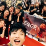 DeeGor Ho Instagram - ‼️長經文慎入‼️ 禮物同信我都收好多 多謝晒咁多位❤️ 為左答謝你地 又成日問我幾時講經咁… 今年生日就打封信俾大家🫶🏻 ——————————————————— 「To 各位親愛的羊群/雯雯/404： 大家最近都好嗎？不過我都知，有過得好，有過得唔好，或者我更應該問自己過得好嗎？我冇理由話自己過得唔好，8月10係我生日，亦都係 #陰目偵信 上映，雖然Error班賤人做訪問話我先係主角，但我係拍攝現場過程係感受到導演係想有四位男主角嘅方式去拍攝，結果我係首映時睇完後完全睇到電影係有四位男主角😎所以我先係冇吹水個個！ 但其實呢部戲係絕對可以將佢變成三小時嘅電影咁去睇，我相信你地會睇得仲過癮，人物心路歷程會更完整，不過拍嘢就係咁，綜藝都係咁，永遠拍多冇少，但大家都平等地局限於播放時數呢個設定上，所以過程係用一種「理解完靠估」嘅精神去盡力完成❤️‍🔥而呢部電影絕對係台前幕後嘔心瀝血下一齊完成，好希望大家都一齊睇完笑聲笑聲滿載溫馨少少血脈沸騰咁離開電影院。 呢期我當然非常幸運，有代言又有廣告，仲要終於有部Error主演嘅電影，又有Error團綜，嚟緊我地仲有新歌，而我演戲路上亦越嚟越多機會俾我，所以我真係好幸福好開心； 不過有陰就有陽 有幸福開心同時當然會有焦慮擔心嘅時候，所以你地唔洗擔心我㗎，因為我每日都時不時擔心自己😂好飽㗎啦～ 為未來擔憂係天性，我右腦平時會話我知，感受當下嘅幸福感，但當下嘅一切用右腦感受完之後，就輪到左腦話我知「呢一切係咪會隨時完結？」、「未來仲有冇好機遇？」、「人氣接落嚟係咪會永遠停滯？」、「香港觀眾已經唔再需要我地娛樂？」、「本地電視、電影、音樂…好似越嚟越少人留意」、「開返關後嘅娛樂氣候又好似回復當初封關前嘅狀態嗎？」「會唔會再冇突破嘅空間？」….等等 好多好焦慮嘅想法，會跑出嚟但每當我見到你地每一位都仍然堅持緊守崗位去用各種方法支持自己偶像，就會用右腦感受當下你地帶俾我嘅幸福感，去提醒自己，如果我繼續同左腦周旋，我就會錯過你地帶俾我嘅幸福感，咁樣會好可惜。 快五年了，由出道去到「自肥」再去到「毒舌」，一步步咁幸運地上到新高峰嘅呢段旅程…依家回頭望，真係長得嚟又好短暫，真實得嚟又好夢幻，我血液裡仍然充滿住種種旅程帶來嘅餘溫，將我生命帶咗去一個我未曾想像過嘅高度， 而我知道幸運背後另一個因素就係你地，或者又可以咁講，我最大嘅幸運就係遇到你地吧，我地三唔識七，但你地又會真心真意出錢出力咁去支持我地搞嘅做嘅每一件事，而呢五年，我由唔識點應對你地，去到開始識得同你地玩，再去到建立咗一個好似熟得嚟仍然又三唔識七嘅關係，再慢慢開始會為你地心痛💔因為知道你地背後默默地做咗幾多燒清腦細胞嘅安排，再進化到見到網上有人負評你地，由當初「網絡世界係咁架啦」嘅心態，去到真心會睇到有啲情緒心諗「洗唔洗呀？你又邊位有幾威呀？有三頭六臂㗎？憑咩鬧佢哋？你鬧我算啦，我提供娛樂俾你！」嘅情緒…就知道我地已經不知不覺建立咗一段有血有肉嘅關係，而呢個關係「粉絲與偶像」已經不足以去形容，因為入面係綜合晒「部份友情、愛情、親情元素」一種熱血得嚟又浪漫而且充滿愛與關懷嘅關係，而我係呢段關係上，我知自己係可以處理得更好，我份人粗心大意，見到目標就追住跑，好易忽略身邊嘅風景，但你地都對我仍然不離不棄，請俾我係度再講多一次「多謝你」。 最近又多咗啲稱號，「前列腺哥」、「黑色西蘭花」、「磨轆西瓜」…呢個真係一個#0尊地獄 首先我鍾意綠色，但西瓜偏偏係綠色，搞到我以後著綠色衫你地只要小畫家加啲黑色直間，個西瓜就呼之欲出。 其次我經常用嘅支持一哥手勢，結果依家自己騎劫返自己嗰手勢，好似說明緊我低佢地一智商或者我本人差一智商咁，傷感。 而最後正正係最不幸，發生係Error身上，奠定咗我永恒被團欺嘅定位。 不過我已經完全接受咗呢個稱號，因為生日當日「磨轆西瓜」俾咗一個啟示我 當日我去完fans包場戲院謝票後， 我發現戲院商場樓下竟然有一個巨型西瓜嘅擺設 我之前一直都唔知有舊咁嘅嘢 但我肯定個西瓜嘅出現係完全唔關我事 而命運令佢必然地出現係我眼前 我望住個西瓜突然諗通咗啲嘢 其實擔心焦慮危機意識可以係好事 如果冇就唔識未雨綢繆啦 不過更重要係… ‼️接落嚟嘅說話只能意會係不能說明‼️ 人地今日擺個巨型西瓜出嚟 唔係因為你係磨轆西瓜 但只要你有覺悟成為磨轆西瓜 人地聽日擺個磨轆西瓜出嚟 就係因為你係巨型西瓜 咁就磨轆西瓜啦🍉 信，打到呢度就完啦 祝福閱讀嘅每一位 都身體健康 幸福滿滿 笑口常開❤️ 多謝你地每一位嘅生日祝福 最後當然要用TG例牌說話結尾 時候都差唔多要潛水啦 Love you all ❤️ 愛真主 愛羊群 愛會長 2023 - 8 - 12 Dee上 」