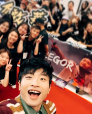 DeeGor Ho Instagram - ‼️長經文慎入‼️
禮物同信我都收好多
多謝晒咁多位❤️
為左答謝你地 
又成日問我幾時講經咁…
今年生日就打封信俾大家🫶🏻
 ———————————————————
「To 各位親愛的羊群/雯雯/404：

大家最近都好嗎？不過我都知，有過得好，有過得唔好，或者我更應該問自己過得好嗎？我冇理由話自己過得唔好，8月10係我生日，亦都係 #陰目偵信 上映，雖然Error班賤人做訪問話我先係主角，但我係拍攝現場過程係感受到導演係想有四位男主角嘅方式去拍攝，結果我係首映時睇完後完全睇到電影係有四位男主角😎所以我先係冇吹水個個！

但其實呢部戲係絕對可以將佢變成三小時嘅電影咁去睇，我相信你地會睇得仲過癮，人物心路歷程會更完整，不過拍嘢就係咁，綜藝都係咁，永遠拍多冇少，但大家都平等地局限於播放時數呢個設定上，所以過程係用一種「理解完靠估」嘅精神去盡力完成❤️‍🔥而呢部電影絕對係台前幕後嘔心瀝血下一齊完成，好希望大家都一齊睇完笑聲笑聲滿載溫馨少少血脈沸騰咁離開電影院。

呢期我當然非常幸運，有代言又有廣告，仲要終於有部Error主演嘅電影，又有Error團綜，嚟緊我地仲有新歌，而我演戲路上亦越嚟越多機會俾我，所以我真係好幸福好開心；

不過有陰就有陽
有幸福開心同時當然會有焦慮擔心嘅時候，所以你地唔洗擔心我㗎，因為我每日都時不時擔心自己😂好飽㗎啦～

為未來擔憂係天性，我右腦平時會話我知，感受當下嘅幸福感，但當下嘅一切用右腦感受完之後，就輪到左腦話我知「呢一切係咪會隨時完結？」、「未來仲有冇好機遇？」、「人氣接落嚟係咪會永遠停滯？」、「香港觀眾已經唔再需要我地娛樂？」、「本地電視、電影、音樂…好似越嚟越少人留意」、「開返關後嘅娛樂氣候又好似回復當初封關前嘅狀態嗎？」「會唔會再冇突破嘅空間？」….等等 好多好焦慮嘅想法，會跑出嚟但每當我見到你地每一位都仍然堅持緊守崗位去用各種方法支持自己偶像，就會用右腦感受當下你地帶俾我嘅幸福感，去提醒自己，如果我繼續同左腦周旋，我就會錯過你地帶俾我嘅幸福感，咁樣會好可惜。

快五年了，由出道去到「自肥」再去到「毒舌」，一步步咁幸運地上到新高峰嘅呢段旅程…依家回頭望，真係長得嚟又好短暫，真實得嚟又好夢幻，我血液裡仍然充滿住種種旅程帶來嘅餘溫，將我生命帶咗去一個我未曾想像過嘅高度，
而我知道幸運背後另一個因素就係你地，或者又可以咁講，我最大嘅幸運就係遇到你地吧，我地三唔識七，但你地又會真心真意出錢出力咁去支持我地搞嘅做嘅每一件事，而呢五年，我由唔識點應對你地，去到開始識得同你地玩，再去到建立咗一個好似熟得嚟仍然又三唔識七嘅關係，再慢慢開始會為你地心痛💔因為知道你地背後默默地做咗幾多燒清腦細胞嘅安排，再進化到見到網上有人負評你地，由當初「網絡世界係咁架啦」嘅心態，去到真心會睇到有啲情緒心諗「洗唔洗呀？你又邊位有幾威呀？有三頭六臂㗎？憑咩鬧佢哋？你鬧我算啦，我提供娛樂俾你！」嘅情緒…就知道我地已經不知不覺建立咗一段有血有肉嘅關係，而呢個關係「粉絲與偶像」已經不足以去形容，因為入面係綜合晒「部份友情、愛情、親情元素」一種熱血得嚟又浪漫而且充滿愛與關懷嘅關係，而我係呢段關係上，我知自己係可以處理得更好，我份人粗心大意，見到目標就追住跑，好易忽略身邊嘅風景，但你地都對我仍然不離不棄，請俾我係度再講多一次「多謝你」。

最近又多咗啲稱號，「前列腺哥」、「黑色西蘭花」、「磨轆西瓜」…呢個真係一個#0尊地獄

首先我鍾意綠色，但西瓜偏偏係綠色，搞到我以後著綠色衫你地只要小畫家加啲黑色直間，個西瓜就呼之欲出。

其次我經常用嘅支持一哥手勢，結果依家自己騎劫返自己嗰手勢，好似說明緊我低佢地一智商或者我本人差一智商咁，傷感。

而最後正正係最不幸，發生係Error身上，奠定咗我永恒被團欺嘅定位。

不過我已經完全接受咗呢個稱號，因為生日當日「磨轆西瓜」俾咗一個啟示我

當日我去完fans包場戲院謝票後，
我發現戲院商場樓下竟然有一個巨型西瓜嘅擺設
我之前一直都唔知有舊咁嘅嘢
但我肯定個西瓜嘅出現係完全唔關我事
而命運令佢必然地出現係我眼前
我望住個西瓜突然諗通咗啲嘢

其實擔心焦慮危機意識可以係好事
如果冇就唔識未雨綢繆啦
不過更重要係…

‼️接落嚟嘅說話只能意會係不能說明‼️

人地今日擺個巨型西瓜出嚟
唔係因為你係磨轆西瓜
但只要你有覺悟成為磨轆西瓜
人地聽日擺個磨轆西瓜出嚟
就係因為你係巨型西瓜
咁就磨轆西瓜啦🍉

信，打到呢度就完啦
祝福閱讀嘅每一位
都身體健康 幸福滿滿 笑口常開❤️

多謝你地每一位嘅生日祝福
最後當然要用TG例牌說話結尾

時候都差唔多要潛水啦 
Love you all ❤️
愛真主 愛羊群 愛會長 
2023 - 8 - 12 Dee上 」
