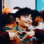 DeeGor Ho Instagram - ‼️長經文慎入‼️ 禮物同信我都收好多 多謝晒咁多位❤️ 為左答謝你地 又成日問我幾時講經咁… 今年生日就打封信俾大家🫶🏻 ——————————————————— 「To 各位親愛的羊群/雯雯/404： 大家最近都好嗎？不過我都知，有過得好，有過得唔好，或者我更應該問自己過得好嗎？我冇理由話自己過得唔好，8月10係我生日，亦都係 #陰目偵信 上映，雖然Error班賤人做訪問話我先係主角，但我係拍攝現場過程係感受到導演係想有四位男主角嘅方式去拍攝，結果我係首映時睇完後完全睇到電影係有四位男主角😎所以我先係冇吹水個個！ 但其實呢部戲係絕對可以將佢變成三小時嘅電影咁去睇，我相信你地會睇得仲過癮，人物心路歷程會更完整，不過拍嘢就係咁，綜藝都係咁，永遠拍多冇少，但大家都平等地局限於播放時數呢個設定上，所以過程係用一種「理解完靠估」嘅精神去盡力完成❤️‍🔥而呢部電影絕對係台前幕後嘔心瀝血下一齊完成，好希望大家都一齊睇完笑聲笑聲滿載溫馨少少血脈沸騰咁離開電影院。 呢期我當然非常幸運，有代言又有廣告，仲要終於有部Error主演嘅電影，又有Error團綜，嚟緊我地仲有新歌，而我演戲路上亦越嚟越多機會俾我，所以我真係好幸福好開心； 不過有陰就有陽 有幸福開心同時當然會有焦慮擔心嘅時候，所以你地唔洗擔心我㗎，因為我每日都時不時擔心自己😂好飽㗎啦～ 為未來擔憂係天性，我右腦平時會話我知，感受當下嘅幸福感，但當下嘅一切用右腦感受完之後，就輪到左腦話我知「呢一切係咪會隨時完結？」、「未來仲有冇好機遇？」、「人氣接落嚟係咪會永遠停滯？」、「香港觀眾已經唔再需要我地娛樂？」、「本地電視、電影、音樂…好似越嚟越少人留意」、「開返關後嘅娛樂氣候又好似回復當初封關前嘅狀態嗎？」「會唔會再冇突破嘅空間？」….等等 好多好焦慮嘅想法，會跑出嚟但每當我見到你地每一位都仍然堅持緊守崗位去用各種方法支持自己偶像，就會用右腦感受當下你地帶俾我嘅幸福感，去提醒自己，如果我繼續同左腦周旋，我就會錯過你地帶俾我嘅幸福感，咁樣會好可惜。 快五年了，由出道去到「自肥」再去到「毒舌」，一步步咁幸運地上到新高峰嘅呢段旅程…依家回頭望，真係長得嚟又好短暫，真實得嚟又好夢幻，我血液裡仍然充滿住種種旅程帶來嘅餘溫，將我生命帶咗去一個我未曾想像過嘅高度， 而我知道幸運背後另一個因素就係你地，或者又可以咁講，我最大嘅幸運就係遇到你地吧，我地三唔識七，但你地又會真心真意出錢出力咁去支持我地搞嘅做嘅每一件事，而呢五年，我由唔識點應對你地，去到開始識得同你地玩，再去到建立咗一個好似熟得嚟仍然又三唔識七嘅關係，再慢慢開始會為你地心痛💔因為知道你地背後默默地做咗幾多燒清腦細胞嘅安排，再進化到見到網上有人負評你地，由當初「網絡世界係咁架啦」嘅心態，去到真心會睇到有啲情緒心諗「洗唔洗呀？你又邊位有幾威呀？有三頭六臂㗎？憑咩鬧佢哋？你鬧我算啦，我提供娛樂俾你！」嘅情緒…就知道我地已經不知不覺建立咗一段有血有肉嘅關係，而呢個關係「粉絲與偶像」已經不足以去形容，因為入面係綜合晒「部份友情、愛情、親情元素」一種熱血得嚟又浪漫而且充滿愛與關懷嘅關係，而我係呢段關係上，我知自己係可以處理得更好，我份人粗心大意，見到目標就追住跑，好易忽略身邊嘅風景，但你地都對我仍然不離不棄，請俾我係度再講多一次「多謝你」。 最近又多咗啲稱號，「前列腺哥」、「黑色西蘭花」、「磨轆西瓜」…呢個真係一個#0尊地獄 首先我鍾意綠色，但西瓜偏偏係綠色，搞到我以後著綠色衫你地只要小畫家加啲黑色直間，個西瓜就呼之欲出。 其次我經常用嘅支持一哥手勢，結果依家自己騎劫返自己嗰手勢，好似說明緊我低佢地一智商或者我本人差一智商咁，傷感。 而最後正正係最不幸，發生係Error身上，奠定咗我永恒被團欺嘅定位。 不過我已經完全接受咗呢個稱號，因為生日當日「磨轆西瓜」俾咗一個啟示我 當日我去完fans包場戲院謝票後， 我發現戲院商場樓下竟然有一個巨型西瓜嘅擺設 我之前一直都唔知有舊咁嘅嘢 但我肯定個西瓜嘅出現係完全唔關我事 而命運令佢必然地出現係我眼前 我望住個西瓜突然諗通咗啲嘢 其實擔心焦慮危機意識可以係好事 如果冇就唔識未雨綢繆啦 不過更重要係… ‼️接落嚟嘅說話只能意會係不能說明‼️ 人地今日擺個巨型西瓜出嚟 唔係因為你係磨轆西瓜 但只要你有覺悟成為磨轆西瓜 人地聽日擺個磨轆西瓜出嚟 就係因為你係巨型西瓜 咁就磨轆西瓜啦🍉 信，打到呢度就完啦 祝福閱讀嘅每一位 都身體健康 幸福滿滿 笑口常開❤️ 多謝你地每一位嘅生日祝福 最後當然要用TG例牌說話結尾 時候都差唔多要潛水啦 Love you all ❤️ 愛真主 愛羊群 愛會長 2023 - 8 - 12 Dee上 」