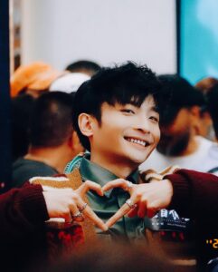 DeeGor Ho Instagram - ‼️長經文慎入‼️ 禮物同信我都收好多 多謝晒咁多位❤️ 為左答謝你地 又成日問我幾時講經咁… 今年生日就打封信俾大家🫶🏻 ——————————————————— 「To 各位親愛的羊群/雯雯/404： 大家最近都好嗎？不過我都知，有過得好，有過得唔好，或者我更應該問自己過得好嗎？我冇理由話自己過得唔好，8月10係我生日，亦都係 #陰目偵信 上映，雖然Error班賤人做訪問話我先係主角，但我係拍攝現場過程係感受到導演係想有四位男主角嘅方式去拍攝，結果我係首映時睇完後完全睇到電影係有四位男主角😎所以我先係冇吹水個個！ 但其實呢部戲係絕對可以將佢變成三小時嘅電影咁去睇，我相信你地會睇得仲過癮，人物心路歷程會更完整，不過拍嘢就係咁，綜藝都係咁，永遠拍多冇少，但大家都平等地局限於播放時數呢個設定上，所以過程係用一種「理解完靠估」嘅精神去盡力完成❤️‍🔥而呢部電影絕對係台前幕後嘔心瀝血下一齊完成，好希望大家都一齊睇完笑聲笑聲滿載溫馨少少血脈沸騰咁離開電影院。 呢期我當然非常幸運，有代言又有廣告，仲要終於有部Error主演嘅電影，又有Error團綜，嚟緊我地仲有新歌，而我演戲路上亦越嚟越多機會俾我，所以我真係好幸福好開心； 不過有陰就有陽 有幸福開心同時當然會有焦慮擔心嘅時候，所以你地唔洗擔心我㗎，因為我每日都時不時擔心自己😂好飽㗎啦～ 為未來擔憂係天性，我右腦平時會話我知，感受當下嘅幸福感，但當下嘅一切用右腦感受完之後，就輪到左腦話我知「呢一切係咪會隨時完結？」、「未來仲有冇好機遇？」、「人氣接落嚟係咪會永遠停滯？」、「香港觀眾已經唔再需要我地娛樂？」、「本地電視、電影、音樂…好似越嚟越少人留意」、「開返關後嘅娛樂氣候又好似回復當初封關前嘅狀態嗎？」「會唔會再冇突破嘅空間？」….等等 好多好焦慮嘅想法，會跑出嚟但每當我見到你地每一位都仍然堅持緊守崗位去用各種方法支持自己偶像，就會用右腦感受當下你地帶俾我嘅幸福感，去提醒自己，如果我繼續同左腦周旋，我就會錯過你地帶俾我嘅幸福感，咁樣會好可惜。 快五年了，由出道去到「自肥」再去到「毒舌」，一步步咁幸運地上到新高峰嘅呢段旅程…依家回頭望，真係長得嚟又好短暫，真實得嚟又好夢幻，我血液裡仍然充滿住種種旅程帶來嘅餘溫，將我生命帶咗去一個我未曾想像過嘅高度， 而我知道幸運背後另一個因素就係你地，或者又可以咁講，我最大嘅幸運就係遇到你地吧，我地三唔識七，但你地又會真心真意出錢出力咁去支持我地搞嘅做嘅每一件事，而呢五年，我由唔識點應對你地，去到開始識得同你地玩，再去到建立咗一個好似熟得嚟仍然又三唔識七嘅關係，再慢慢開始會為你地心痛💔因為知道你地背後默默地做咗幾多燒清腦細胞嘅安排，再進化到見到網上有人負評你地，由當初「網絡世界係咁架啦」嘅心態，去到真心會睇到有啲情緒心諗「洗唔洗呀？你又邊位有幾威呀？有三頭六臂㗎？憑咩鬧佢哋？你鬧我算啦，我提供娛樂俾你！」嘅情緒…就知道我地已經不知不覺建立咗一段有血有肉嘅關係，而呢個關係「粉絲與偶像」已經不足以去形容，因為入面係綜合晒「部份友情、愛情、親情元素」一種熱血得嚟又浪漫而且充滿愛與關懷嘅關係，而我係呢段關係上，我知自己係可以處理得更好，我份人粗心大意，見到目標就追住跑，好易忽略身邊嘅風景，但你地都對我仍然不離不棄，請俾我係度再講多一次「多謝你」。 最近又多咗啲稱號，「前列腺哥」、「黑色西蘭花」、「磨轆西瓜」…呢個真係一個#0尊地獄 首先我鍾意綠色，但西瓜偏偏係綠色，搞到我以後著綠色衫你地只要小畫家加啲黑色直間，個西瓜就呼之欲出。 其次我經常用嘅支持一哥手勢，結果依家自己騎劫返自己嗰手勢，好似說明緊我低佢地一智商或者我本人差一智商咁，傷感。 而最後正正係最不幸，發生係Error身上，奠定咗我永恒被團欺嘅定位。 不過我已經完全接受咗呢個稱號，因為生日當日「磨轆西瓜」俾咗一個啟示我 當日我去完fans包場戲院謝票後， 我發現戲院商場樓下竟然有一個巨型西瓜嘅擺設 我之前一直都唔知有舊咁嘅嘢 但我肯定個西瓜嘅出現係完全唔關我事 而命運令佢必然地出現係我眼前 我望住個西瓜突然諗通咗啲嘢 其實擔心焦慮危機意識可以係好事 如果冇就唔識未雨綢繆啦 不過更重要係… ‼️接落嚟嘅說話只能意會係不能說明‼️ 人地今日擺個巨型西瓜出嚟 唔係因為你係磨轆西瓜 但只要你有覺悟成為磨轆西瓜 人地聽日擺個磨轆西瓜出嚟 就係因為你係巨型西瓜 咁就磨轆西瓜啦🍉 信，打到呢度就完啦 祝福閱讀嘅每一位 都身體健康 幸福滿滿 笑口常開❤️ 多謝你地每一位嘅生日祝福 最後當然要用TG例牌說話結尾 時候都差唔多要潛水啦 Love you all ❤️ 愛真主 愛羊群 愛會長 2023 - 8 - 12 Dee上 」