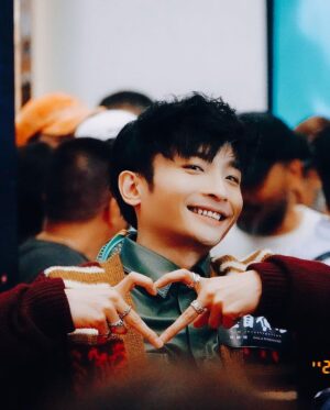 DeeGor Ho Instagram - ‼️長經文慎入‼️
禮物同信我都收好多
多謝晒咁多位❤️
為左答謝你地 
又成日問我幾時講經咁…
今年生日就打封信俾大家🫶🏻
 ———————————————————
「To 各位親愛的羊群/雯雯/404：

大家最近都好嗎？不過我都知，有過得好，有過得唔好，或者我更應該問自己過得好嗎？我冇理由話自己過得唔好，8月10係我生日，亦都係 #陰目偵信 上映，雖然Error班賤人做訪問話我先係主角，但我係拍攝現場過程係感受到導演係想有四位男主角嘅方式去拍攝，結果我係首映時睇完後完全睇到電影係有四位男主角😎所以我先係冇吹水個個！

但其實呢部戲係絕對可以將佢變成三小時嘅電影咁去睇，我相信你地會睇得仲過癮，人物心路歷程會更完整，不過拍嘢就係咁，綜藝都係咁，永遠拍多冇少，但大家都平等地局限於播放時數呢個設定上，所以過程係用一種「理解完靠估」嘅精神去盡力完成❤️‍🔥而呢部電影絕對係台前幕後嘔心瀝血下一齊完成，好希望大家都一齊睇完笑聲笑聲滿載溫馨少少血脈沸騰咁離開電影院。

呢期我當然非常幸運，有代言又有廣告，仲要終於有部Error主演嘅電影，又有Error團綜，嚟緊我地仲有新歌，而我演戲路上亦越嚟越多機會俾我，所以我真係好幸福好開心；

不過有陰就有陽
有幸福開心同時當然會有焦慮擔心嘅時候，所以你地唔洗擔心我㗎，因為我每日都時不時擔心自己😂好飽㗎啦～

為未來擔憂係天性，我右腦平時會話我知，感受當下嘅幸福感，但當下嘅一切用右腦感受完之後，就輪到左腦話我知「呢一切係咪會隨時完結？」、「未來仲有冇好機遇？」、「人氣接落嚟係咪會永遠停滯？」、「香港觀眾已經唔再需要我地娛樂？」、「本地電視、電影、音樂…好似越嚟越少人留意」、「開返關後嘅娛樂氣候又好似回復當初封關前嘅狀態嗎？」「會唔會再冇突破嘅空間？」….等等 好多好焦慮嘅想法，會跑出嚟但每當我見到你地每一位都仍然堅持緊守崗位去用各種方法支持自己偶像，就會用右腦感受當下你地帶俾我嘅幸福感，去提醒自己，如果我繼續同左腦周旋，我就會錯過你地帶俾我嘅幸福感，咁樣會好可惜。

快五年了，由出道去到「自肥」再去到「毒舌」，一步步咁幸運地上到新高峰嘅呢段旅程…依家回頭望，真係長得嚟又好短暫，真實得嚟又好夢幻，我血液裡仍然充滿住種種旅程帶來嘅餘溫，將我生命帶咗去一個我未曾想像過嘅高度，
而我知道幸運背後另一個因素就係你地，或者又可以咁講，我最大嘅幸運就係遇到你地吧，我地三唔識七，但你地又會真心真意出錢出力咁去支持我地搞嘅做嘅每一件事，而呢五年，我由唔識點應對你地，去到開始識得同你地玩，再去到建立咗一個好似熟得嚟仍然又三唔識七嘅關係，再慢慢開始會為你地心痛💔因為知道你地背後默默地做咗幾多燒清腦細胞嘅安排，再進化到見到網上有人負評你地，由當初「網絡世界係咁架啦」嘅心態，去到真心會睇到有啲情緒心諗「洗唔洗呀？你又邊位有幾威呀？有三頭六臂㗎？憑咩鬧佢哋？你鬧我算啦，我提供娛樂俾你！」嘅情緒…就知道我地已經不知不覺建立咗一段有血有肉嘅關係，而呢個關係「粉絲與偶像」已經不足以去形容，因為入面係綜合晒「部份友情、愛情、親情元素」一種熱血得嚟又浪漫而且充滿愛與關懷嘅關係，而我係呢段關係上，我知自己係可以處理得更好，我份人粗心大意，見到目標就追住跑，好易忽略身邊嘅風景，但你地都對我仍然不離不棄，請俾我係度再講多一次「多謝你」。

最近又多咗啲稱號，「前列腺哥」、「黑色西蘭花」、「磨轆西瓜」…呢個真係一個#0尊地獄

首先我鍾意綠色，但西瓜偏偏係綠色，搞到我以後著綠色衫你地只要小畫家加啲黑色直間，個西瓜就呼之欲出。

其次我經常用嘅支持一哥手勢，結果依家自己騎劫返自己嗰手勢，好似說明緊我低佢地一智商或者我本人差一智商咁，傷感。

而最後正正係最不幸，發生係Error身上，奠定咗我永恒被團欺嘅定位。

不過我已經完全接受咗呢個稱號，因為生日當日「磨轆西瓜」俾咗一個啟示我

當日我去完fans包場戲院謝票後，
我發現戲院商場樓下竟然有一個巨型西瓜嘅擺設
我之前一直都唔知有舊咁嘅嘢
但我肯定個西瓜嘅出現係完全唔關我事
而命運令佢必然地出現係我眼前
我望住個西瓜突然諗通咗啲嘢

其實擔心焦慮危機意識可以係好事
如果冇就唔識未雨綢繆啦
不過更重要係…

‼️接落嚟嘅說話只能意會係不能說明‼️

人地今日擺個巨型西瓜出嚟
唔係因為你係磨轆西瓜
但只要你有覺悟成為磨轆西瓜
人地聽日擺個磨轆西瓜出嚟
就係因為你係巨型西瓜
咁就磨轆西瓜啦🍉

信，打到呢度就完啦
祝福閱讀嘅每一位
都身體健康 幸福滿滿 笑口常開❤️

多謝你地每一位嘅生日祝福
最後當然要用TG例牌說話結尾

時候都差唔多要潛水啦 
Love you all ❤️
愛真主 愛羊群 愛會長 
2023 - 8 - 12 Dee上 」