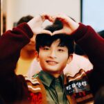 DeeGor Ho Instagram – ‼️長經文慎入‼️
禮物同信我都收好多
多謝晒咁多位❤️
為左答謝你地 
又成日問我幾時講經咁…
今年生日就打封信俾大家🫶🏻
 ———————————————————
「To 各位親愛的羊群/雯雯/404：

大家最近都好嗎？不過我都知，有過得好，有過得唔好，或者我更應該問自己過得好嗎？我冇理由話自己過得唔好，8月10係我生日，亦都係 #陰目偵信 上映，雖然Error班賤人做訪問話我先係主角，但我係拍攝現場過程係感受到導演係想有四位男主角嘅方式去拍攝，結果我係首映時睇完後完全睇到電影係有四位男主角😎所以我先係冇吹水個個！

但其實呢部戲係絕對可以將佢變成三小時嘅電影咁去睇，我相信你地會睇得仲過癮，人物心路歷程會更完整，不過拍嘢就係咁，綜藝都係咁，永遠拍多冇少，但大家都平等地局限於播放時數呢個設定上，所以過程係用一種「理解完靠估」嘅精神去盡力完成❤️‍🔥而呢部電影絕對係台前幕後嘔心瀝血下一齊完成，好希望大家都一齊睇完笑聲笑聲滿載溫馨少少血脈沸騰咁離開電影院。

呢期我當然非常幸運，有代言又有廣告，仲要終於有部Error主演嘅電影，又有Error團綜，嚟緊我地仲有新歌，而我演戲路上亦越嚟越多機會俾我，所以我真係好幸福好開心；

不過有陰就有陽
有幸福開心同時當然會有焦慮擔心嘅時候，所以你地唔洗擔心我㗎，因為我每日都時不時擔心自己😂好飽㗎啦～

為未來擔憂係天性，我右腦平時會話我知，感受當下嘅幸福感，但當下嘅一切用右腦感受完之後，就輪到左腦話我知「呢一切係咪會隨時完結？」、「未來仲有冇好機遇？」、「人氣接落嚟係咪會永遠停滯？」、「香港觀眾已經唔再需要我地娛樂？」、「本地電視、電影、音樂…好似越嚟越少人留意」、「開返關後嘅娛樂氣候又好似回復當初封關前嘅狀態嗎？」「會唔會再冇突破嘅空間？」….等等 好多好焦慮嘅想法，會跑出嚟但每當我見到你地每一位都仍然堅持緊守崗位去用各種方法支持自己偶像，就會用右腦感受當下你地帶俾我嘅幸福感，去提醒自己，如果我繼續同左腦周旋，我就會錯過你地帶俾我嘅幸福感，咁樣會好可惜。

快五年了，由出道去到「自肥」再去到「毒舌」，一步步咁幸運地上到新高峰嘅呢段旅程…依家回頭望，真係長得嚟又好短暫，真實得嚟又好夢幻，我血液裡仍然充滿住種種旅程帶來嘅餘溫，將我生命帶咗去一個我未曾想像過嘅高度，
而我知道幸運背後另一個因素就係你地，或者又可以咁講，我最大嘅幸運就係遇到你地吧，我地三唔識七，但你地又會真心真意出錢出力咁去支持我地搞嘅做嘅每一件事，而呢五年，我由唔識點應對你地，去到開始識得同你地玩，再去到建立咗一個好似熟得嚟仍然又三唔識七嘅關係，再慢慢開始會為你地心痛💔因為知道你地背後默默地做咗幾多燒清腦細胞嘅安排，再進化到見到網上有人負評你地，由當初「網絡世界係咁架啦」嘅心態，去到真心會睇到有啲情緒心諗「洗唔洗呀？你又邊位有幾威呀？有三頭六臂㗎？憑咩鬧佢哋？你鬧我算啦，我提供娛樂俾你！」嘅情緒…就知道我地已經不知不覺建立咗一段有血有肉嘅關係，而呢個關係「粉絲與偶像」已經不足以去形容，因為入面係綜合晒「部份友情、愛情、親情元素」一種熱血得嚟又浪漫而且充滿愛與關懷嘅關係，而我係呢段關係上，我知自己係可以處理得更好，我份人粗心大意，見到目標就追住跑，好易忽略身邊嘅風景，但你地都對我仍然不離不棄，請俾我係度再講多一次「多謝你」。

最近又多咗啲稱號，「前列腺哥」、「黑色西蘭花」、「磨轆西瓜」…呢個真係一個#0尊地獄

首先我鍾意綠色，但西瓜偏偏係綠色，搞到我以後著綠色衫你地只要小畫家加啲黑色直間，個西瓜就呼之欲出。

其次我經常用嘅支持一哥手勢，結果依家自己騎劫返自己嗰手勢，好似說明緊我低佢地一智商或者我本人差一智商咁，傷感。

而最後正正係最不幸，發生係Error身上，奠定咗我永恒被團欺嘅定位。

不過我已經完全接受咗呢個稱號，因為生日當日「磨轆西瓜」俾咗一個啟示我

當日我去完fans包場戲院謝票後，
我發現戲院商場樓下竟然有一個巨型西瓜嘅擺設
我之前一直都唔知有舊咁嘅嘢
但我肯定個西瓜嘅出現係完全唔關我事
而命運令佢必然地出現係我眼前
我望住個西瓜突然諗通咗啲嘢

其實擔心焦慮危機意識可以係好事
如果冇就唔識未雨綢繆啦
不過更重要係…

‼️接落嚟嘅說話只能意會係不能說明‼️

人地今日擺個巨型西瓜出嚟
唔係因為你係磨轆西瓜
但只要你有覺悟成為磨轆西瓜
人地聽日擺個磨轆西瓜出嚟
就係因為你係巨型西瓜
咁就磨轆西瓜啦🍉

信，打到呢度就完啦
祝福閱讀嘅每一位
都身體健康 幸福滿滿 笑口常開❤️

多謝你地每一位嘅生日祝福
最後當然要用TG例牌說話結尾

時候都差唔多要潛水啦 
Love you all ❤️
愛真主 愛羊群 愛會長 
2023 – 8 – 12 Dee上 」