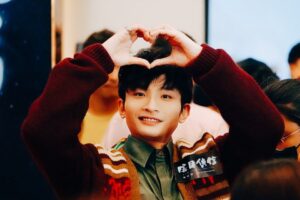 DeeGor Ho Instagram - ‼️長經文慎入‼️
禮物同信我都收好多
多謝晒咁多位❤️
為左答謝你地 
又成日問我幾時講經咁…
今年生日就打封信俾大家🫶🏻
 ———————————————————
「To 各位親愛的羊群/雯雯/404：

大家最近都好嗎？不過我都知，有過得好，有過得唔好，或者我更應該問自己過得好嗎？我冇理由話自己過得唔好，8月10係我生日，亦都係 #陰目偵信 上映，雖然Error班賤人做訪問話我先係主角，但我係拍攝現場過程係感受到導演係想有四位男主角嘅方式去拍攝，結果我係首映時睇完後完全睇到電影係有四位男主角😎所以我先係冇吹水個個！

但其實呢部戲係絕對可以將佢變成三小時嘅電影咁去睇，我相信你地會睇得仲過癮，人物心路歷程會更完整，不過拍嘢就係咁，綜藝都係咁，永遠拍多冇少，但大家都平等地局限於播放時數呢個設定上，所以過程係用一種「理解完靠估」嘅精神去盡力完成❤️‍🔥而呢部電影絕對係台前幕後嘔心瀝血下一齊完成，好希望大家都一齊睇完笑聲笑聲滿載溫馨少少血脈沸騰咁離開電影院。

呢期我當然非常幸運，有代言又有廣告，仲要終於有部Error主演嘅電影，又有Error團綜，嚟緊我地仲有新歌，而我演戲路上亦越嚟越多機會俾我，所以我真係好幸福好開心；

不過有陰就有陽
有幸福開心同時當然會有焦慮擔心嘅時候，所以你地唔洗擔心我㗎，因為我每日都時不時擔心自己😂好飽㗎啦～

為未來擔憂係天性，我右腦平時會話我知，感受當下嘅幸福感，但當下嘅一切用右腦感受完之後，就輪到左腦話我知「呢一切係咪會隨時完結？」、「未來仲有冇好機遇？」、「人氣接落嚟係咪會永遠停滯？」、「香港觀眾已經唔再需要我地娛樂？」、「本地電視、電影、音樂…好似越嚟越少人留意」、「開返關後嘅娛樂氣候又好似回復當初封關前嘅狀態嗎？」「會唔會再冇突破嘅空間？」….等等 好多好焦慮嘅想法，會跑出嚟但每當我見到你地每一位都仍然堅持緊守崗位去用各種方法支持自己偶像，就會用右腦感受當下你地帶俾我嘅幸福感，去提醒自己，如果我繼續同左腦周旋，我就會錯過你地帶俾我嘅幸福感，咁樣會好可惜。

快五年了，由出道去到「自肥」再去到「毒舌」，一步步咁幸運地上到新高峰嘅呢段旅程…依家回頭望，真係長得嚟又好短暫，真實得嚟又好夢幻，我血液裡仍然充滿住種種旅程帶來嘅餘溫，將我生命帶咗去一個我未曾想像過嘅高度，
而我知道幸運背後另一個因素就係你地，或者又可以咁講，我最大嘅幸運就係遇到你地吧，我地三唔識七，但你地又會真心真意出錢出力咁去支持我地搞嘅做嘅每一件事，而呢五年，我由唔識點應對你地，去到開始識得同你地玩，再去到建立咗一個好似熟得嚟仍然又三唔識七嘅關係，再慢慢開始會為你地心痛💔因為知道你地背後默默地做咗幾多燒清腦細胞嘅安排，再進化到見到網上有人負評你地，由當初「網絡世界係咁架啦」嘅心態，去到真心會睇到有啲情緒心諗「洗唔洗呀？你又邊位有幾威呀？有三頭六臂㗎？憑咩鬧佢哋？你鬧我算啦，我提供娛樂俾你！」嘅情緒…就知道我地已經不知不覺建立咗一段有血有肉嘅關係，而呢個關係「粉絲與偶像」已經不足以去形容，因為入面係綜合晒「部份友情、愛情、親情元素」一種熱血得嚟又浪漫而且充滿愛與關懷嘅關係，而我係呢段關係上，我知自己係可以處理得更好，我份人粗心大意，見到目標就追住跑，好易忽略身邊嘅風景，但你地都對我仍然不離不棄，請俾我係度再講多一次「多謝你」。

最近又多咗啲稱號，「前列腺哥」、「黑色西蘭花」、「磨轆西瓜」…呢個真係一個#0尊地獄

首先我鍾意綠色，但西瓜偏偏係綠色，搞到我以後著綠色衫你地只要小畫家加啲黑色直間，個西瓜就呼之欲出。

其次我經常用嘅支持一哥手勢，結果依家自己騎劫返自己嗰手勢，好似說明緊我低佢地一智商或者我本人差一智商咁，傷感。

而最後正正係最不幸，發生係Error身上，奠定咗我永恒被團欺嘅定位。

不過我已經完全接受咗呢個稱號，因為生日當日「磨轆西瓜」俾咗一個啟示我

當日我去完fans包場戲院謝票後，
我發現戲院商場樓下竟然有一個巨型西瓜嘅擺設
我之前一直都唔知有舊咁嘅嘢
但我肯定個西瓜嘅出現係完全唔關我事
而命運令佢必然地出現係我眼前
我望住個西瓜突然諗通咗啲嘢

其實擔心焦慮危機意識可以係好事
如果冇就唔識未雨綢繆啦
不過更重要係…

‼️接落嚟嘅說話只能意會係不能說明‼️

人地今日擺個巨型西瓜出嚟
唔係因為你係磨轆西瓜
但只要你有覺悟成為磨轆西瓜
人地聽日擺個磨轆西瓜出嚟
就係因為你係巨型西瓜
咁就磨轆西瓜啦🍉

信，打到呢度就完啦
祝福閱讀嘅每一位
都身體健康 幸福滿滿 笑口常開❤️

多謝你地每一位嘅生日祝福
最後當然要用TG例牌說話結尾

時候都差唔多要潛水啦 
Love you all ❤️
愛真主 愛羊群 愛會長 
2023 - 8 - 12 Dee上 」