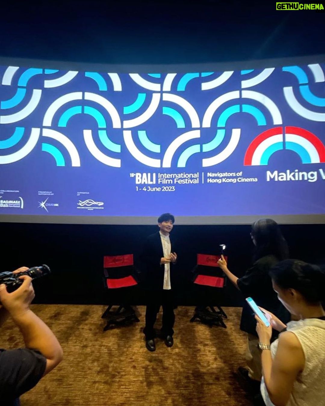 DeeGor Ho Instagram - 多謝「#香港國際電影節」 @hkiffs 嘅「#光影浪潮巡迴影展」計劃邀請❤️ 有幸能夠代表香港出席 「#峇里國際電影節」 @bali.nale 開幕電影《#毒舌大狀》分享嘉賓 @aguiltyconscience_movie 到國際電影節同海外觀眾交流,一齊將香港新一代電影導演同電影演員介紹畀全世界嘅電影愛好者🫶🏻 #第一次出席影展😍 #峇里島 #仲順便拍埋電視節目 #結果攰到癲咗 #外國人都識笑張凳轉得快 —————————————————————— Outfit @isseymiyakeofficial Styled by @pipa.creative #PIPAstyling