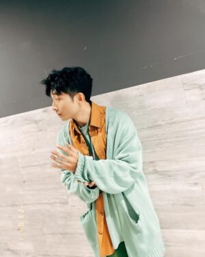 DeeGor Ho Instagram - ‼️有兩個重大消息公佈‼️

❗️第一件事❗️
《#極度俏郎君》
4月17日起 @viutv 
逢星期一至五 21:30 
Thinking@四大金光
軍師！上場！

❗️第二件事❗️
瘦咗真係著乜都好睇啲🤪🤟🏿
—————————————————
Cardigan @undercover_lab @ithk
Tee @jacquemus
Pants @amiparis 
Shirt @nanushka @mrporter
Sneakers @giuseppezanotti