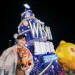 DeeGor Ho Instagram – 我相信願望嘅力量，我今日有幸可以為迪士尼100週年動畫《#星願奇緣》做亮燈儀式，必需多謝一直默默為我許願嘅每一位❤️係你哋賜予俾我🫶🏻

我想世界和平並唔係搞笑係真心㗎🙏🏿
—————————————————————————————
🌠願望成真威水分享‼️
我幫迪士尼100週年動畫 #星願奇緣 配音✌🏻，做隻三個星期大嘅山羊 #華倫天奴(Valentino) 😂呢個角色係唔係非我莫屬呢？

配音嘅時候我都出盡渾身解數爆吓肚咁🥰拍住Joyce一齊希望氹到大家開心💕

今日嚟到海港城幫呢棵勁靚嘅聖誕樹亮燈 🎄 ，仲有戲入邊勁得意嘅角色 #星星 ⭐️ ，再直踩同我班羊群一齊睇戲📽️今日簡直係完美💕✨

12月16號就有優先場
今個聖誕大家記得撐場呀❗🙏

#Disney #Wish #星願奇緣 #迪士尼100週年 #Disney100 #1216優先場 #1221一齊許願