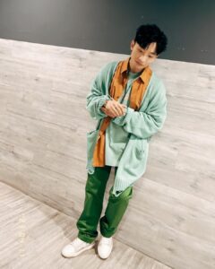 DeeGor Ho Instagram - ‼️有兩個重大消息公佈‼️ ❗️第一件事❗️ 《#極度俏郎君》 4月17日起 @viutv 逢星期一至五 21:30 Thinking@四大金光 軍師！上場！ ❗️第二件事❗️ 瘦咗真係著乜都好睇啲🤪🤟🏿 ————————————————— Cardigan @undercover_lab @ithk Tee @jacquemus Pants @amiparis Shirt @nanushka @mrporter Sneakers @giuseppezanotti