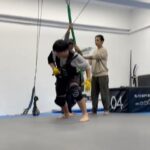 DeeGor Ho Instagram – ‼️陰目趣事分享 請俾趣🫶🏻‼️

電影拍攝之前
佢地安排咗我去學劍
試吓啲威也武打動作
而我就FF問導演
你估可唔可以試下啲
類似浪客劍心個啲動作嘢
@dickson_1230 :「你做到緊係正㗎！」
果然羅馬非一日建成
莫講羅馬羅湖我都未過到😭（片一）

第一次見識到戶外吊威也係點做到😲（片二）

係條又窄又焗嘅走廊
滑行咗好多次
所以辛苦晒各位師傅🥹（片三）

其實佢係第37屆金像獎 
「專業精神獎」得主
「Pauline 楊容蓮女士」茶水工❤️
佢同過大把猛人前輩對過戲😎
🥹簡直係成就解鎖 可遇不可求嘅機會
導演好嘢～有啲掛住Pauline XO醬😋（片四）

對不起慈雲山的街坊們
半夜天台大叫小太郎打擾咗大家
令大家誤會有癡線佬半夜大叫「史泰龍」
引起FB街坊群組討論
嗌咗一兩take之後…
我有改為盡力細聲地大叫🙏🏿🥺
多謝忍耐🙈 （片五）

呢個係第一次試飛嘅片
不過暫時未飛出街嘅
之後飛出去個個馬路街景畫面…
（忘記咗影低添）（片六）

原來咁樣俾人抽起撞落塊板
係好好玩😂因為咁撞落去係唔痛㗎
有晒機關安全措施
不過抽我過去嘅師傅們就勁辛苦啦🙈
所以都係唔好咁貪玩🫡 （片七）

今日睇返原來係西瓜斬西瓜🫠
呢個互相殘殺嘅畫面 好暴力
而呢take係少有嘅斬中晒😎
不過好似由於high speed嘅關係
而我用力斬時好自然咁謎咗眼一下
結果變咗high speed西迷眼😑
Fail😮‍💨（片八）

呢抽動作是咁的
大步跨三級樓梯（師傅抽起我） -> 踩扶手 -> 再踩樓梯中間個扶手 -> 再踩右邊牆 -> 再踢兩腳空氣 -> 再踩左邊牆 -> 再自轉一圈 -> 一嘢斬落去！Patrick小雞雞位置
係我認為自己稍為做得比較流暢嘅動作場面🙈
唯一做得唔好…
係斬唔中Patrick小雞雞😈（圖九）

其實點解叫以靜制動？
因為🤣監製佢地幫部戲求籤
籤文寫要「以靜制動」
亦順便保密個戲名先🤣🤣🤣（圖十）

遲下再分享❤️其他感受
你地睇完笑得開心
記得介紹俾朋友
多多支持 #陰目偵信 
為我地爭取多啲場次 
見到大家🦾

其實比起Error
本地新導演
更加需要大家支持同鼓勵
冇新導演又何來換到新演員演出機會？
❤️‍🔥❤️‍🔥❤️‍🔥有你有我！守住平安樓！