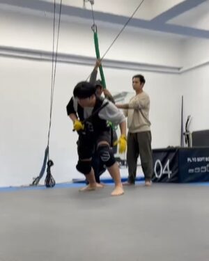 DeeGor Ho Instagram - ‼️陰目趣事分享 請俾趣🫶🏻‼️

電影拍攝之前
佢地安排咗我去學劍
試吓啲威也武打動作
而我就FF問導演
你估可唔可以試下啲
類似浪客劍心個啲動作嘢
@dickson_1230 :「你做到緊係正㗎！」
果然羅馬非一日建成
莫講羅馬羅湖我都未過到😭（片一）

第一次見識到戶外吊威也係點做到😲（片二）

係條又窄又焗嘅走廊
滑行咗好多次
所以辛苦晒各位師傅🥹（片三）

其實佢係第37屆金像獎 
「專業精神獎」得主
「Pauline 楊容蓮女士」茶水工❤️
佢同過大把猛人前輩對過戲😎
🥹簡直係成就解鎖 可遇不可求嘅機會
導演好嘢～有啲掛住Pauline XO醬😋（片四）

對不起慈雲山的街坊們
半夜天台大叫小太郎打擾咗大家
令大家誤會有癡線佬半夜大叫「史泰龍」
引起FB街坊群組討論
嗌咗一兩take之後…
我有改為盡力細聲地大叫🙏🏿🥺
多謝忍耐🙈 （片五）

呢個係第一次試飛嘅片
不過暫時未飛出街嘅
之後飛出去個個馬路街景畫面…
（忘記咗影低添）（片六）

原來咁樣俾人抽起撞落塊板
係好好玩😂因為咁撞落去係唔痛㗎
有晒機關安全措施
不過抽我過去嘅師傅們就勁辛苦啦🙈
所以都係唔好咁貪玩🫡 （片七）

今日睇返原來係西瓜斬西瓜🫠
呢個互相殘殺嘅畫面 好暴力
而呢take係少有嘅斬中晒😎
不過好似由於high speed嘅關係
而我用力斬時好自然咁謎咗眼一下
結果變咗high speed西迷眼😑
Fail😮‍💨（片八）

呢抽動作是咁的
大步跨三級樓梯（師傅抽起我） -> 踩扶手 -> 再踩樓梯中間個扶手 -> 再踩右邊牆 -> 再踢兩腳空氣 -> 再踩左邊牆 -> 再自轉一圈 -> 一嘢斬落去！Patrick小雞雞位置
係我認為自己稍為做得比較流暢嘅動作場面🙈
唯一做得唔好…
係斬唔中Patrick小雞雞😈（圖九）

其實點解叫以靜制動？
因為🤣監製佢地幫部戲求籤
籤文寫要「以靜制動」
亦順便保密個戲名先🤣🤣🤣（圖十）

遲下再分享❤️其他感受
你地睇完笑得開心
記得介紹俾朋友
多多支持 #陰目偵信 
為我地爭取多啲場次 
見到大家🦾

其實比起Error
本地新導演
更加需要大家支持同鼓勵
冇新導演又何來換到新演員演出機會？
❤️‍🔥❤️‍🔥❤️‍🔥有你有我！守住平安樓！