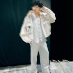 DeeGor Ho Instagram – 上個post話做fashion嘢
大家都建議（圖3）係比較好
所以我影咗一系列（圖3）fashion嘢俾大家

不過我諗圖9就一定有fashion嘢（如果係真）😀
———————————————————————
Vest & pant @mm6maisonmargiela
Shoes @louboutinworld 
Outer tailormade by @shukit119 
@pipa.creative #PIPAstyling

Makeup: @yumicheung7 
Hair @harris_lai

#個獎緊係mirror㗎啦仲有邊個會肯俾我拎嚟玩😂