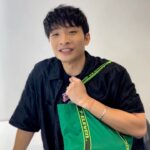 DeeGor Ho Instagram - 作為一個形象百變嘅藝人，無返一兩件潮物旁吓身點得啊?😎 要跟得上我平日忙碌嘅步伐，當然要有一個容量夠大、外形又夠醒目嘅袋啦😎，出外景隨手一拎變造型都無問題😌 機會嚟啦，而家至8月1號，只要買任何7-SELECT嘅產品，+$11 就換到「宇宙天團Dee哥同款🕺🏻7-Eleven隨行袋」🫶🏻 ！ 咪話我唔提醒你，係我嘅加持下個袋淨返少量咋，要換就趁早啦😏！ #7ElevenHK #7SELECT #自家品牌 #一口打開滋味宇宙 #7Eleven隨行袋 #宇宙天團同款