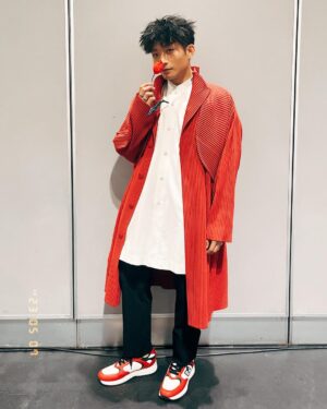DeeGor Ho Instagram - ❤️❤️❤️多謝
@viutv #ChillClub
@makerville.official 
金魯花 梳化服 AM Team
多謝 404 多謝投票嘅每一位
多謝出道至今
搵我地嘅每一位客戶及合作單位
@error.weare 會繼續向上爬！
—————————————————

Outer & shirt @isseymiyakeofficial
Pants @wooyoungmiparisofficial 
Shoes @giuseppezanotti 
Styled by @pipa.creative #PIPAstyling

—————————————————
其實 @k_p0k1 拎新人銀獎
我係開心過Error拎銀獎😂（圖2）

拜J神 @jkui 🤪(圖3）

點解我會無啦啦伸脷？🤔（圖4）