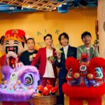 DeeGor Ho Instagram - ‼️《泰鳩》已經正式開張‼️ 多謝所有祝賀說話、傳媒朋友、兄弟姊妹、粉絲、公司、家人、花牌、食客🫶🏻到場支持 腸道一向係掌管住人類幸福感，搞食肆都係希望大家上到嚟《泰鳩》可以有一種「泰鳩放鬆」嘅感覺，食完之後會覺得「泰鳩好味」，走嘅時候會感到「泰鳩愉快」，過幾日「泰鳩回味」再上嚟❤️一齊「泰鳩幸福」鳥～ 個人口味就推薦 慢煮牛肋條、鳩炸冬陰功單骨雞翼、泰鳩魚皮沙律、菠蘿炒飯、海南雞、燒春雞、生菜鳩包；🫶🏻個人喜歡飲青檸梳打送菜 下午茶可以嚟「鳩hea」一陣食個Tea 入夜仲可以約班朋友同事傾公事傾心事 飲吓酒、食吓水煙、食吓小食 希望大家賞面唔係搞咩呃錢 日後我地會keep住進步改良 希望做到大眾喜歡嘅口味 大眾喜歡嘅價錢 追求服務大眾 物超所值體驗🦾 旺角譽發商業大廈 四樓 @thaikau1 👈🏿詳情即上 #我地三個當日都係諗住跳吓舞㗎咋 #冇諗過搞餐廳做明星😂 #所以感謝一路上支持我地嘅每一位 #俾機會我地嘅每一位