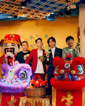 DeeGor Ho Instagram - ‼️《泰鳩》已經正式開張‼️

多謝所有祝賀說話、傳媒朋友、兄弟姊妹、粉絲、公司、家人、花牌、食客🫶🏻到場支持

腸道一向係掌管住人類幸福感，搞食肆都係希望大家上到嚟《泰鳩》可以有一種「泰鳩放鬆」嘅感覺，食完之後會覺得「泰鳩好味」，走嘅時候會感到「泰鳩愉快」，過幾日「泰鳩回味」再上嚟❤️一齊「泰鳩幸福」鳥～

個人口味就推薦 慢煮牛肋條、鳩炸冬陰功單骨雞翼、泰鳩魚皮沙律、菠蘿炒飯、海南雞、燒春雞、生菜鳩包；🫶🏻個人喜歡飲青檸梳打送菜

下午茶可以嚟「鳩hea」一陣食個Tea

入夜仲可以約班朋友同事傾公事傾心事
飲吓酒、食吓水煙、食吓小食

希望大家賞面唔係搞咩呃錢
日後我地會keep住進步改良
希望做到大眾喜歡嘅口味
大眾喜歡嘅價錢 
追求服務大眾
物超所值體驗🦾

旺角譽發商業大廈 四樓
@thaikau1 👈🏿詳情即上

#我地三個當日都係諗住跳吓舞㗎咋
#冇諗過搞餐廳做明星😂
#所以感謝一路上支持我地嘅每一位
#俾機會我地嘅每一位