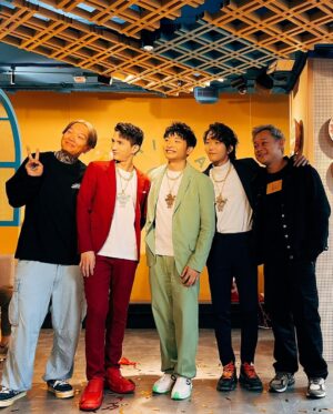 DeeGor Ho Instagram - ‼️《泰鳩》已經正式開張‼️

多謝所有祝賀說話、傳媒朋友、兄弟姊妹、粉絲、公司、家人、花牌、食客🫶🏻到場支持

腸道一向係掌管住人類幸福感，搞食肆都係希望大家上到嚟《泰鳩》可以有一種「泰鳩放鬆」嘅感覺，食完之後會覺得「泰鳩好味」，走嘅時候會感到「泰鳩愉快」，過幾日「泰鳩回味」再上嚟❤️一齊「泰鳩幸福」鳥～

個人口味就推薦 慢煮牛肋條、鳩炸冬陰功單骨雞翼、泰鳩魚皮沙律、菠蘿炒飯、海南雞、燒春雞、生菜鳩包；🫶🏻個人喜歡飲青檸梳打送菜

下午茶可以嚟「鳩hea」一陣食個Tea

入夜仲可以約班朋友同事傾公事傾心事
飲吓酒、食吓水煙、食吓小食

希望大家賞面唔係搞咩呃錢
日後我地會keep住進步改良
希望做到大眾喜歡嘅口味
大眾喜歡嘅價錢 
追求服務大眾
物超所值體驗🦾

旺角譽發商業大廈 四樓
@thaikau1 👈🏿詳情即上

#我地三個當日都係諗住跳吓舞㗎咋
#冇諗過搞餐廳做明星😂
#所以感謝一路上支持我地嘅每一位
#俾機會我地嘅每一位