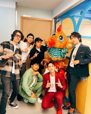DeeGor Ho Instagram - ‼️《泰鳩》已經正式開張‼️

多謝所有祝賀說話、傳媒朋友、兄弟姊妹、粉絲、公司、家人、花牌、食客🫶🏻到場支持

腸道一向係掌管住人類幸福感，搞食肆都係希望大家上到嚟《泰鳩》可以有一種「泰鳩放鬆」嘅感覺，食完之後會覺得「泰鳩好味」，走嘅時候會感到「泰鳩愉快」，過幾日「泰鳩回味」再上嚟❤️一齊「泰鳩幸福」鳥～

個人口味就推薦 慢煮牛肋條、鳩炸冬陰功單骨雞翼、泰鳩魚皮沙律、菠蘿炒飯、海南雞、燒春雞、生菜鳩包；🫶🏻個人喜歡飲青檸梳打送菜

下午茶可以嚟「鳩hea」一陣食個Tea

入夜仲可以約班朋友同事傾公事傾心事
飲吓酒、食吓水煙、食吓小食

希望大家賞面唔係搞咩呃錢
日後我地會keep住進步改良
希望做到大眾喜歡嘅口味
大眾喜歡嘅價錢 
追求服務大眾
物超所值體驗🦾

旺角譽發商業大廈 四樓
@thaikau1 👈🏿詳情即上

#我地三個當日都係諗住跳吓舞㗎咋
#冇諗過搞餐廳做明星😂
#所以感謝一路上支持我地嘅每一位
#俾機會我地嘅每一位