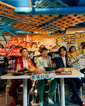DeeGor Ho Instagram - ‼️《泰鳩》已經正式開張‼️

多謝所有祝賀說話、傳媒朋友、兄弟姊妹、粉絲、公司、家人、花牌、食客🫶🏻到場支持

腸道一向係掌管住人類幸福感，搞食肆都係希望大家上到嚟《泰鳩》可以有一種「泰鳩放鬆」嘅感覺，食完之後會覺得「泰鳩好味」，走嘅時候會感到「泰鳩愉快」，過幾日「泰鳩回味」再上嚟❤️一齊「泰鳩幸福」鳥～

個人口味就推薦 慢煮牛肋條、鳩炸冬陰功單骨雞翼、泰鳩魚皮沙律、菠蘿炒飯、海南雞、燒春雞、生菜鳩包；🫶🏻個人喜歡飲青檸梳打送菜

下午茶可以嚟「鳩hea」一陣食個Tea

入夜仲可以約班朋友同事傾公事傾心事
飲吓酒、食吓水煙、食吓小食

希望大家賞面唔係搞咩呃錢
日後我地會keep住進步改良
希望做到大眾喜歡嘅口味
大眾喜歡嘅價錢 
追求服務大眾
物超所值體驗🦾

旺角譽發商業大廈 四樓
@thaikau1 👈🏿詳情即上

#我地三個當日都係諗住跳吓舞㗎咋
#冇諗過搞餐廳做明星😂
#所以感謝一路上支持我地嘅每一位
#俾機會我地嘅每一位
