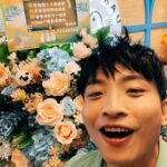 DeeGor Ho Instagram - ‼️《泰鳩》已經正式開張‼️ 多謝所有祝賀說話、傳媒朋友、兄弟姊妹、粉絲、公司、家人、花牌、食客🫶🏻到場支持 腸道一向係掌管住人類幸福感，搞食肆都係希望大家上到嚟《泰鳩》可以有一種「泰鳩放鬆」嘅感覺，食完之後會覺得「泰鳩好味」，走嘅時候會感到「泰鳩愉快」，過幾日「泰鳩回味」再上嚟❤️一齊「泰鳩幸福」鳥～ 個人口味就推薦 慢煮牛肋條、鳩炸冬陰功單骨雞翼、泰鳩魚皮沙律、菠蘿炒飯、海南雞、燒春雞、生菜鳩包；🫶🏻個人喜歡飲青檸梳打送菜 下午茶可以嚟「鳩hea」一陣食個Tea 入夜仲可以約班朋友同事傾公事傾心事 飲吓酒、食吓水煙、食吓小食 希望大家賞面唔係搞咩呃錢 日後我地會keep住進步改良 希望做到大眾喜歡嘅口味 大眾喜歡嘅價錢 追求服務大眾 物超所值體驗🦾 旺角譽發商業大廈 四樓 @thaikau1 👈🏿詳情即上 #我地三個當日都係諗住跳吓舞㗎咋 #冇諗過搞餐廳做明星😂 #所以感謝一路上支持我地嘅每一位 #俾機會我地嘅每一位