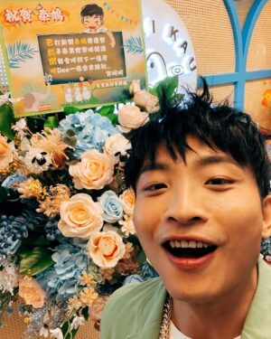 DeeGor Ho Instagram - ‼️《泰鳩》已經正式開張‼️

多謝所有祝賀說話、傳媒朋友、兄弟姊妹、粉絲、公司、家人、花牌、食客🫶🏻到場支持

腸道一向係掌管住人類幸福感，搞食肆都係希望大家上到嚟《泰鳩》可以有一種「泰鳩放鬆」嘅感覺，食完之後會覺得「泰鳩好味」，走嘅時候會感到「泰鳩愉快」，過幾日「泰鳩回味」再上嚟❤️一齊「泰鳩幸福」鳥～

個人口味就推薦 慢煮牛肋條、鳩炸冬陰功單骨雞翼、泰鳩魚皮沙律、菠蘿炒飯、海南雞、燒春雞、生菜鳩包；🫶🏻個人喜歡飲青檸梳打送菜

下午茶可以嚟「鳩hea」一陣食個Tea

入夜仲可以約班朋友同事傾公事傾心事
飲吓酒、食吓水煙、食吓小食

希望大家賞面唔係搞咩呃錢
日後我地會keep住進步改良
希望做到大眾喜歡嘅口味
大眾喜歡嘅價錢 
追求服務大眾
物超所值體驗🦾

旺角譽發商業大廈 四樓
@thaikau1 👈🏿詳情即上

#我地三個當日都係諗住跳吓舞㗎咋
#冇諗過搞餐廳做明星😂
#所以感謝一路上支持我地嘅每一位
#俾機會我地嘅每一位