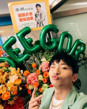DeeGor Ho Instagram - ‼️《泰鳩》已經正式開張‼️

多謝所有祝賀說話、傳媒朋友、兄弟姊妹、粉絲、公司、家人、花牌、食客🫶🏻到場支持

腸道一向係掌管住人類幸福感，搞食肆都係希望大家上到嚟《泰鳩》可以有一種「泰鳩放鬆」嘅感覺，食完之後會覺得「泰鳩好味」，走嘅時候會感到「泰鳩愉快」，過幾日「泰鳩回味」再上嚟❤️一齊「泰鳩幸福」鳥～

個人口味就推薦 慢煮牛肋條、鳩炸冬陰功單骨雞翼、泰鳩魚皮沙律、菠蘿炒飯、海南雞、燒春雞、生菜鳩包；🫶🏻個人喜歡飲青檸梳打送菜

下午茶可以嚟「鳩hea」一陣食個Tea

入夜仲可以約班朋友同事傾公事傾心事
飲吓酒、食吓水煙、食吓小食

希望大家賞面唔係搞咩呃錢
日後我地會keep住進步改良
希望做到大眾喜歡嘅口味
大眾喜歡嘅價錢 
追求服務大眾
物超所值體驗🦾

旺角譽發商業大廈 四樓
@thaikau1 👈🏿詳情即上

#我地三個當日都係諗住跳吓舞㗎咋
#冇諗過搞餐廳做明星😂
#所以感謝一路上支持我地嘅每一位
#俾機會我地嘅每一位