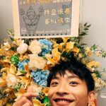 DeeGor Ho Instagram - ‼️《泰鳩》已經正式開張‼️ 多謝所有祝賀說話、傳媒朋友、兄弟姊妹、粉絲、公司、家人、花牌、食客🫶🏻到場支持 腸道一向係掌管住人類幸福感，搞食肆都係希望大家上到嚟《泰鳩》可以有一種「泰鳩放鬆」嘅感覺，食完之後會覺得「泰鳩好味」，走嘅時候會感到「泰鳩愉快」，過幾日「泰鳩回味」再上嚟❤️一齊「泰鳩幸福」鳥～ 個人口味就推薦 慢煮牛肋條、鳩炸冬陰功單骨雞翼、泰鳩魚皮沙律、菠蘿炒飯、海南雞、燒春雞、生菜鳩包；🫶🏻個人喜歡飲青檸梳打送菜 下午茶可以嚟「鳩hea」一陣食個Tea 入夜仲可以約班朋友同事傾公事傾心事 飲吓酒、食吓水煙、食吓小食 希望大家賞面唔係搞咩呃錢 日後我地會keep住進步改良 希望做到大眾喜歡嘅口味 大眾喜歡嘅價錢 追求服務大眾 物超所值體驗🦾 旺角譽發商業大廈 四樓 @thaikau1 👈🏿詳情即上 #我地三個當日都係諗住跳吓舞㗎咋 #冇諗過搞餐廳做明星😂 #所以感謝一路上支持我地嘅每一位 #俾機會我地嘅每一位