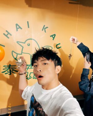 DeeGor Ho Instagram - ‼️《泰鳩》已經正式開張‼️

多謝所有祝賀說話、傳媒朋友、兄弟姊妹、粉絲、公司、家人、花牌、食客🫶🏻到場支持

腸道一向係掌管住人類幸福感，搞食肆都係希望大家上到嚟《泰鳩》可以有一種「泰鳩放鬆」嘅感覺，食完之後會覺得「泰鳩好味」，走嘅時候會感到「泰鳩愉快」，過幾日「泰鳩回味」再上嚟❤️一齊「泰鳩幸福」鳥～

個人口味就推薦 慢煮牛肋條、鳩炸冬陰功單骨雞翼、泰鳩魚皮沙律、菠蘿炒飯、海南雞、燒春雞、生菜鳩包；🫶🏻個人喜歡飲青檸梳打送菜

下午茶可以嚟「鳩hea」一陣食個Tea

入夜仲可以約班朋友同事傾公事傾心事
飲吓酒、食吓水煙、食吓小食

希望大家賞面唔係搞咩呃錢
日後我地會keep住進步改良
希望做到大眾喜歡嘅口味
大眾喜歡嘅價錢 
追求服務大眾
物超所值體驗🦾

旺角譽發商業大廈 四樓
@thaikau1 👈🏿詳情即上

#我地三個當日都係諗住跳吓舞㗎咋
#冇諗過搞餐廳做明星😂
#所以感謝一路上支持我地嘅每一位
#俾機會我地嘅每一位