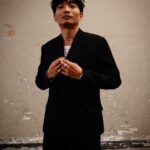 DeeGor Ho Instagram - 昨日返公司有人同我講 「喂，你個日好靚仔喎」 「邊日？」 「電影 #金手指 宣傳活動個日」 「咦，咁我應該真係好靚仔」 所以 我獻上宣傳活動照《感謝羊群們吶喊響全朵實況照》一張 由 @deegorhkfansclub 提供 以及停車場背景硬漢配filter fashion照（正面）（側面）各一 希望有助提升Error fashion形象嘅可能性 為目標來年接 fashion job求出路😀😀😀😀 —————————————————————— Suit @mrporter @rafsimons Tank top @abettermistake Shoes @louboutinworld Styled by @pipa.creative #PIPAstyling ❤️ Hair @harris_lai Makeup @dearcori #補返囉😌 · · · · · · 其實我post咁少相係因為 我仲係諗唔明 既然事情都發展成咁 我當時點解仲會因為淆底 而唔敢提出問劉生梁生一齊合照請求🤯 呀！！！！！！！！明明天時地理人和齊晒！！！！！！ 我任何合照都唔想post啦😭😭😭🍇🍇🍇 #金手指 #12月30日全球同步上映 ——————————————————————————— 慎入*** 短經mode: 三年前我超興奮知道我casting中咗《金手指》小角色！ 同期 三年前《Error自肥企劃》拍攝中（節目未出街） 發現同《金手指》電影發佈宣傳撞咗日子 跪求節目組一齊諗計俾我兩樣都做晒！！ 於是搵個「初代目撞樣」（？？？唔開名😀係女人？？？） 扮我拍住先啦！觀眾唔覺嘅～～～～😂 宣傳完畢後 回歸《自肥》嘅代價就係發生咗「爆丸」懲罰🙈😂 時至今日 電影終於上映 睇到三年前嘅自己能夠係呢部3.5億鉅作 演個富二代留下幾句對白演出幾個片段 係呢個規模下嘅製作打過一場實戰 真係好L幸福🥹 再見到各大電影公司老中青香港演員們 堆埋一齊拍一部要面向全球上映嘅電影 呢個畫面對我嚟講係幾熱血幾鼓舞🔥 尤其見到一大堆好幾年前經已認識嘅同路人、 同時期奮鬥嘅演員朋友、合作過多次嘅夥伴； 好有月球一小步 人類一大步嘅感覺 祝福《#金手指》全球票房大賣 咁下一「步」就更大機會會發生 我地又多一「步」可以成長得更快 多謝 多謝 同埋 多謝 🙏🏿 每一位喜愛電影嘅有心人 #金手指冇老點 #好好睇我鍾意