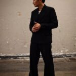 DeeGor Ho Instagram – 昨日返公司有人同我講
「喂，你個日好靚仔喎」
「邊日？」
「電影 #金手指 宣傳活動個日」
「咦，咁我應該真係好靚仔」
所以
我獻上宣傳活動照《感謝羊群們吶喊響全朵實況照》一張
由 @deegorhkfansclub 提供
以及停車場背景硬漢配filter fashion照（正面）（側面）各一
希望有助提升Error fashion形象嘅可能性
為目標來年接 fashion job求出路😀😀😀😀
——————————————————————
Suit @mrporter @rafsimons
Tank top @abettermistake
Shoes @louboutinworld
Styled by @pipa.creative #PIPAstyling ❤️

Hair @harris_lai 
Makeup @dearcori #補返囉😌
·
·
·
·
·
·
其實我post咁少相係因為

我仲係諗唔明

既然事情都發展成咁

我當時點解仲會因為淆底

而唔敢提出問劉生梁生一齊合照請求🤯

呀！！！！！！！！明明天時地理人和齊晒！！！！！！

我任何合照都唔想post啦😭😭😭🍇🍇🍇

#金手指 #12月30日全球同步上映 

———————————————————————————

慎入***
短經mode:
三年前我超興奮知道我casting中咗《金手指》小角色！
同期
三年前《Error自肥企劃》拍攝中（節目未出街）
發現同《金手指》電影發佈宣傳撞咗日子
跪求節目組一齊諗計俾我兩樣都做晒！！
於是搵個「初代目撞樣」（？？？唔開名😀係女人？？？）
扮我拍住先啦！觀眾唔覺嘅～～～～😂
宣傳完畢後
回歸《自肥》嘅代價就係發生咗「爆丸」懲罰🙈😂

時至今日
電影終於上映
睇到三年前嘅自己能夠係呢部3.5億鉅作
演個富二代留下幾句對白演出幾個片段
係呢個規模下嘅製作打過一場實戰
真係好L幸福🥹

再見到各大電影公司老中青香港演員們
堆埋一齊拍一部要面向全球上映嘅電影
呢個畫面對我嚟講係幾熱血幾鼓舞🔥
尤其見到一大堆好幾年前經已認識嘅同路人、
同時期奮鬥嘅演員朋友、合作過多次嘅夥伴；

好有月球一小步 人類一大步嘅感覺

祝福《#金手指》全球票房大賣
咁下一「步」就更大機會會發生
我地又多一「步」可以成長得更快
多謝 多謝 同埋 多謝 🙏🏿 
每一位喜愛電影嘅有心人

#金手指冇老點 #好好睇我鍾意