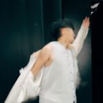 DeeGor Ho Instagram – 上個post話做fashion嘢
大家都建議（圖3）係比較好
所以我影咗一系列（圖3）fashion嘢俾大家

不過我諗圖9就一定有fashion嘢（如果係真）😀
———————————————————————
Vest & pant @mm6maisonmargiela
Shoes @louboutinworld 
Outer tailormade by @shukit119 
@pipa.creative #PIPAstyling

Makeup: @yumicheung7 
Hair @harris_lai

#個獎緊係mirror㗎啦仲有邊個會肯俾我拎嚟玩😂