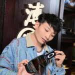 DeeGor Ho Instagram – 太陽眼鏡係我生活必需品🤪限量款真係要搶‼️
———————————————————————
Oakley同街頭時尚教父藤原浩嘅第七次合作🤝🏻，推出Oakley X FRAGMENT 2023秋冬系列🕶，鍾意潮流新品嘅我又點會錯過呀？！

限量版Fragment X Oakley融合頂尖技術同 藤原浩 嘅極簡美學時尚設計，帶嚟無與倫比嘅視覺享受💯！

全球限量Mars 係歷史上最具顛覆性嘅設計，皮革鏡採用同製造火箭🚀引擎所用金屬零件相同嘅尖端技術，將科學同藝術完美結合。

同場加映專為滑雪登峰而設計嘅Oakley Line Miner 溥儀眼鏡獨家色系🥽，貼合臉型同時提供極緻嘅週邊視覺！

以上三個系列均由Puyi Optical 溥儀眼鏡獨家發售📣

#Oakley #Oakleyhk #PuyiOptical #溥儀眼鏡 #Fragment #SutroVented #SutroLiteSweep #OakleyMars #LineMiner @PuyiOptical