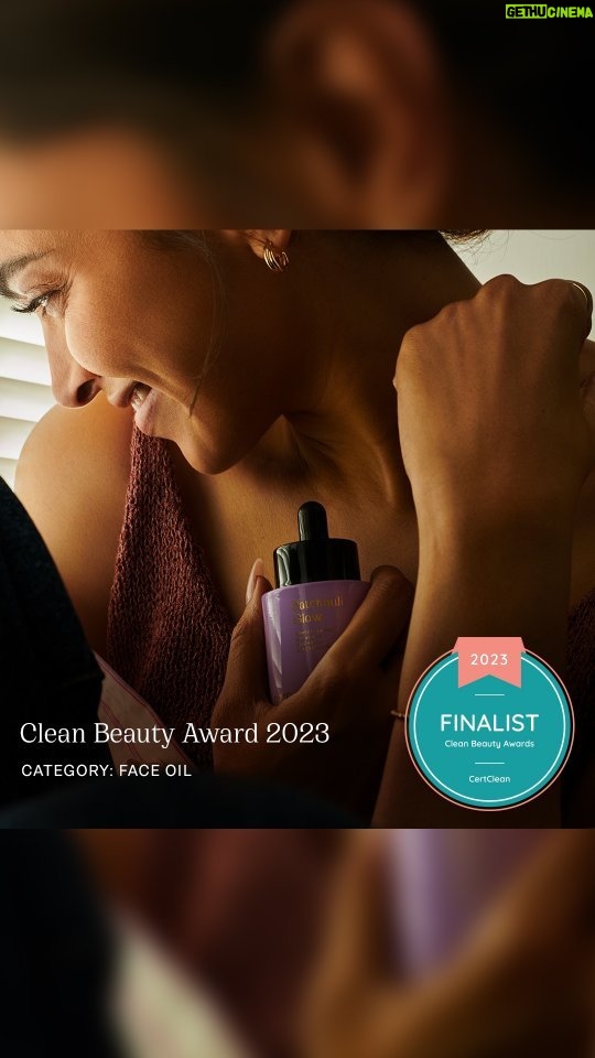 Deepika Padukone Instagram - As the air turns drier, include our nourishing sunscreen oil, Patchouli Glow SPF 40 PA+++ to your routine. This broad-spectrum sunscreen protects your skin from harmful radiation caused by prolonged sun exposure in a unique oil format that keeps dryness at bay. Link in bio. #82e #PatchouliGlow #Protect #Winter