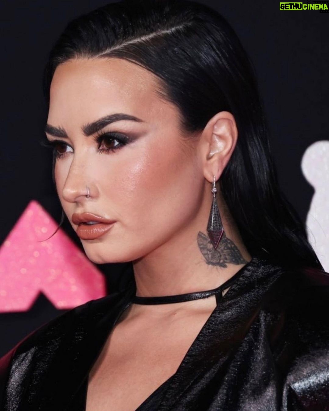 Demi Lovato Instagram - First batch of pics from last night - red carpet look first! #vmas #mtv Prudential Center