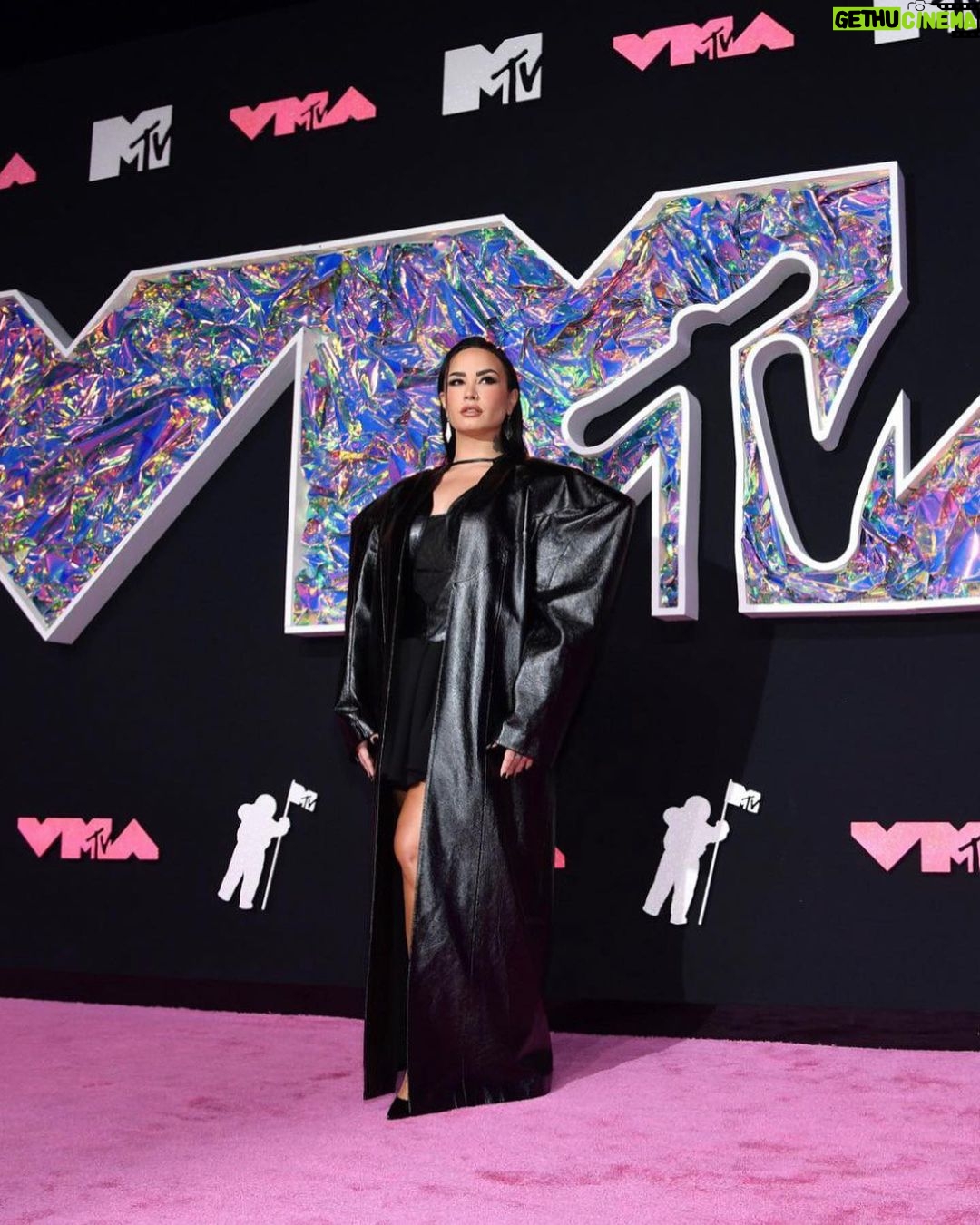 Demi Lovato Instagram - First batch of pics from last night - red carpet look first! #vmas #mtv Prudential Center