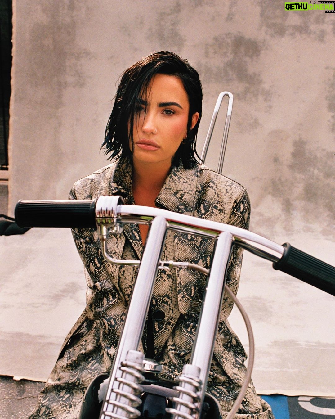 Demi Lovato Instagram - InStyle Mexico September 2023 issue 💛 . @instylemexico Photographer: @instamaxmonty Stylist: @paulinazas Makeup: @etienneortega Hair: @cesar4styles Production: @hyperion.la