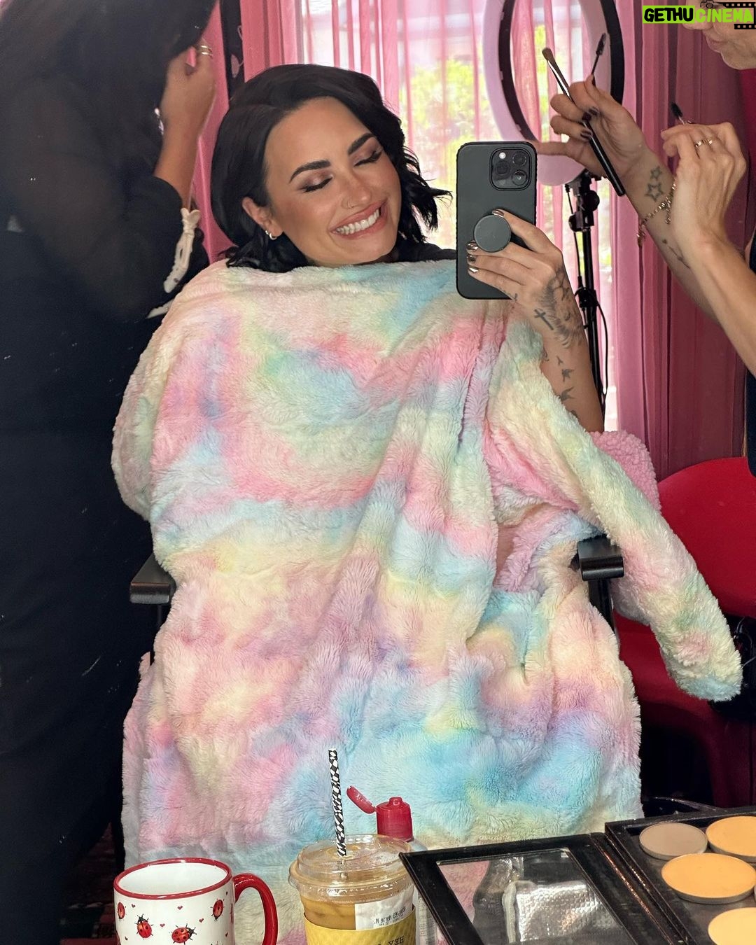 Demi Lovato Instagram - “Summa summa summa time” ☀️🌴🖤