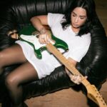 Demi Lovato Instagram - Meet my favorite guitar 🖤