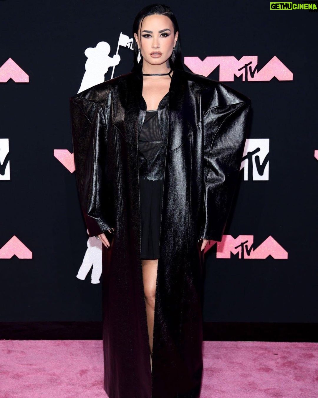 Demi Lovato Instagram - First batch of pics from last night - red carpet look first! #vmas #mtv Prudential Center