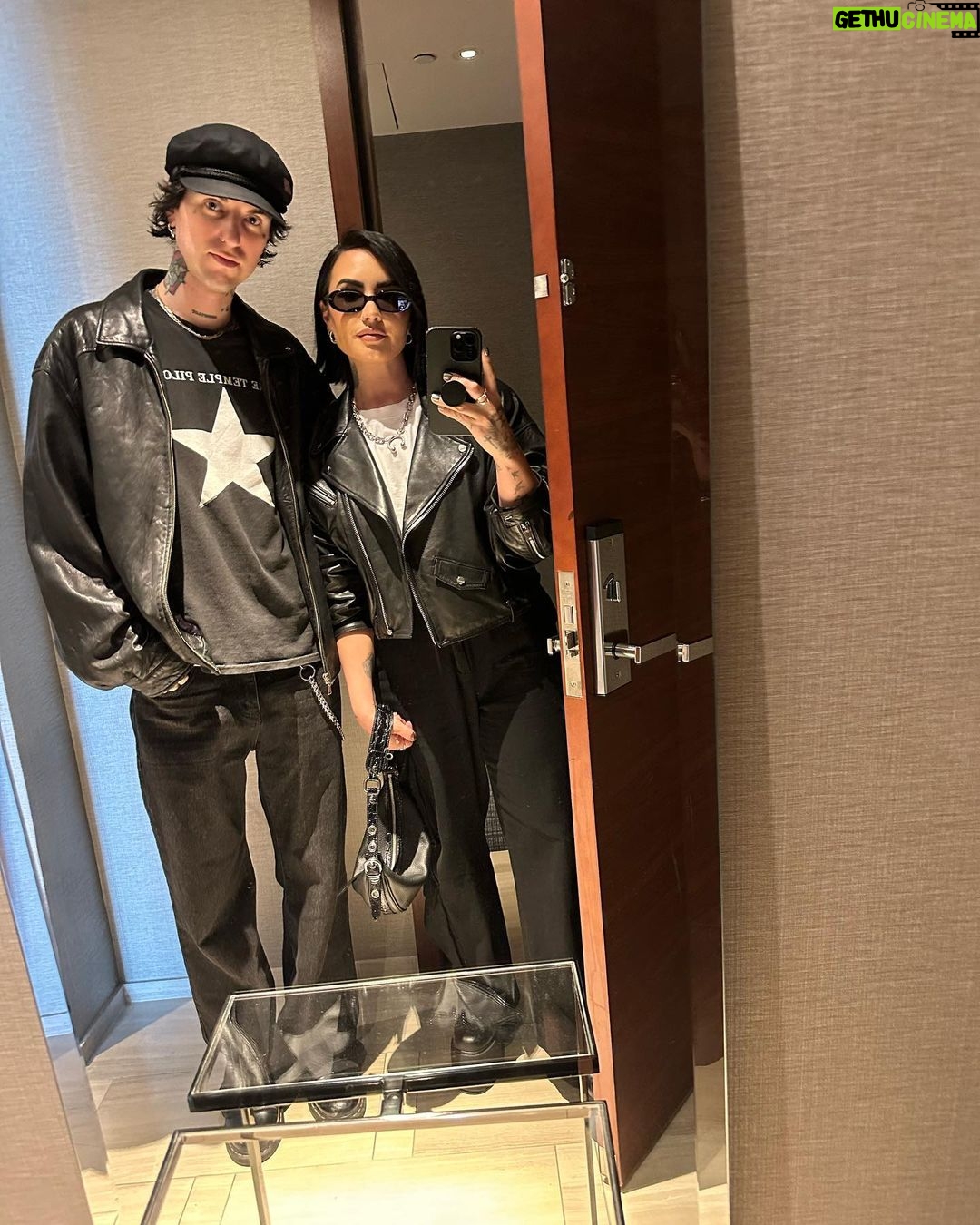 Demi Lovato Instagram - New York/Jersey dump 🗽