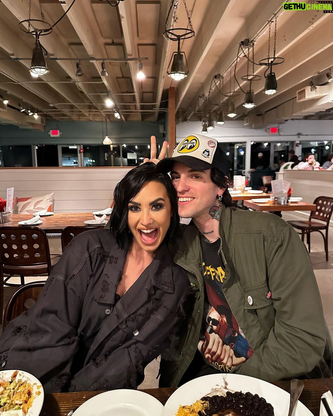 Demi Lovato Instagram - New York/Jersey dump 🗽