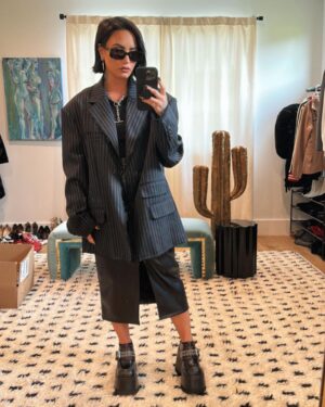 Demi Lovato Instagram - HAPPY PRIDE MONTH BB’S!!! I’m so happy to celebrate our LGBTQIA+ community, today and everyday!! As a nonbinary queer person, I couldn’t be more proud to be a part of this community that is the epitome of resilience, excellence and joy. 

And for any and everyone navigating their sexual orientation and gender journey, know that you are all extraordinary and exactly who you’re supposed to be. Don’t let anyone tell you otherwise. ❤️❤️💛💚🩵💙💜🩷