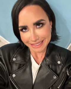 Demi Lovato Instagram - HAPPY PRIDE MONTH BB’S!!! I’m so happy to celebrate our LGBTQIA+ community, today and everyday!! As a nonbinary queer person, I couldn’t be more proud to be a part of this community that is the epitome of resilience, excellence and joy. And for any and everyone navigating their sexual orientation and gender journey, know that you are all extraordinary and exactly who you’re supposed to be. Don’t let anyone tell you otherwise. ❤️❤️💛💚🩵💙💜🩷